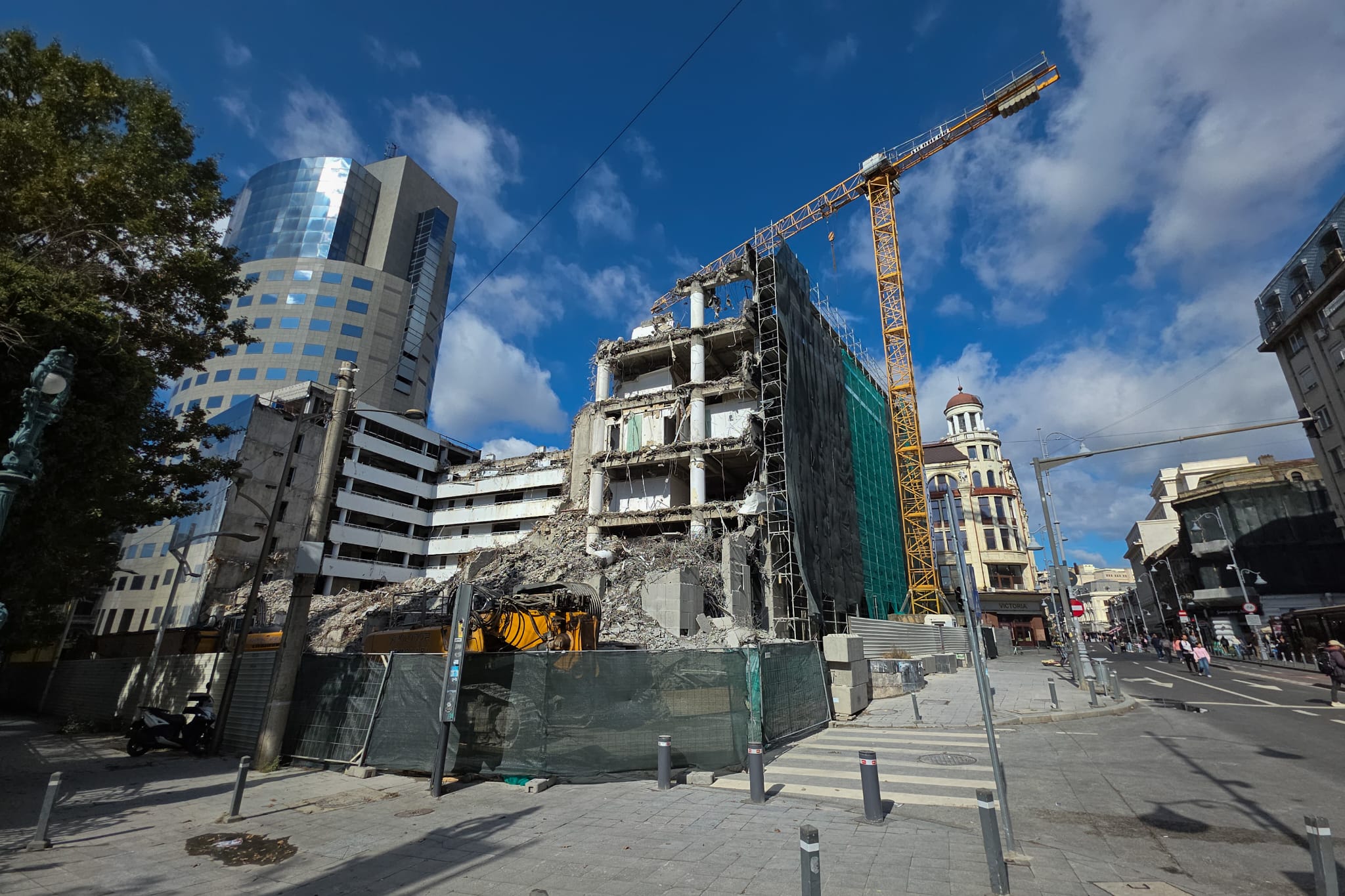 Sediul BCR din Calea Victoriei, fost Bancorex, nu a putut fi demolat nici după o lună. Clădirea a fost construită în anii ’90