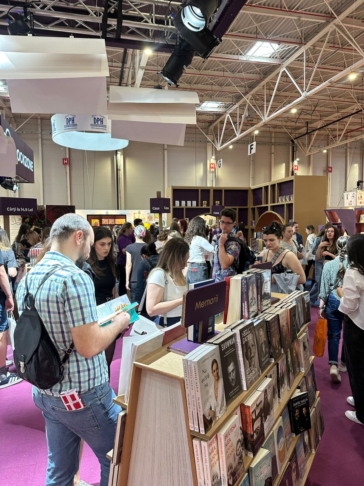 Record de vânzări la Bookfest 2025. Câte cărți s-au vândut doar într-o singură zi