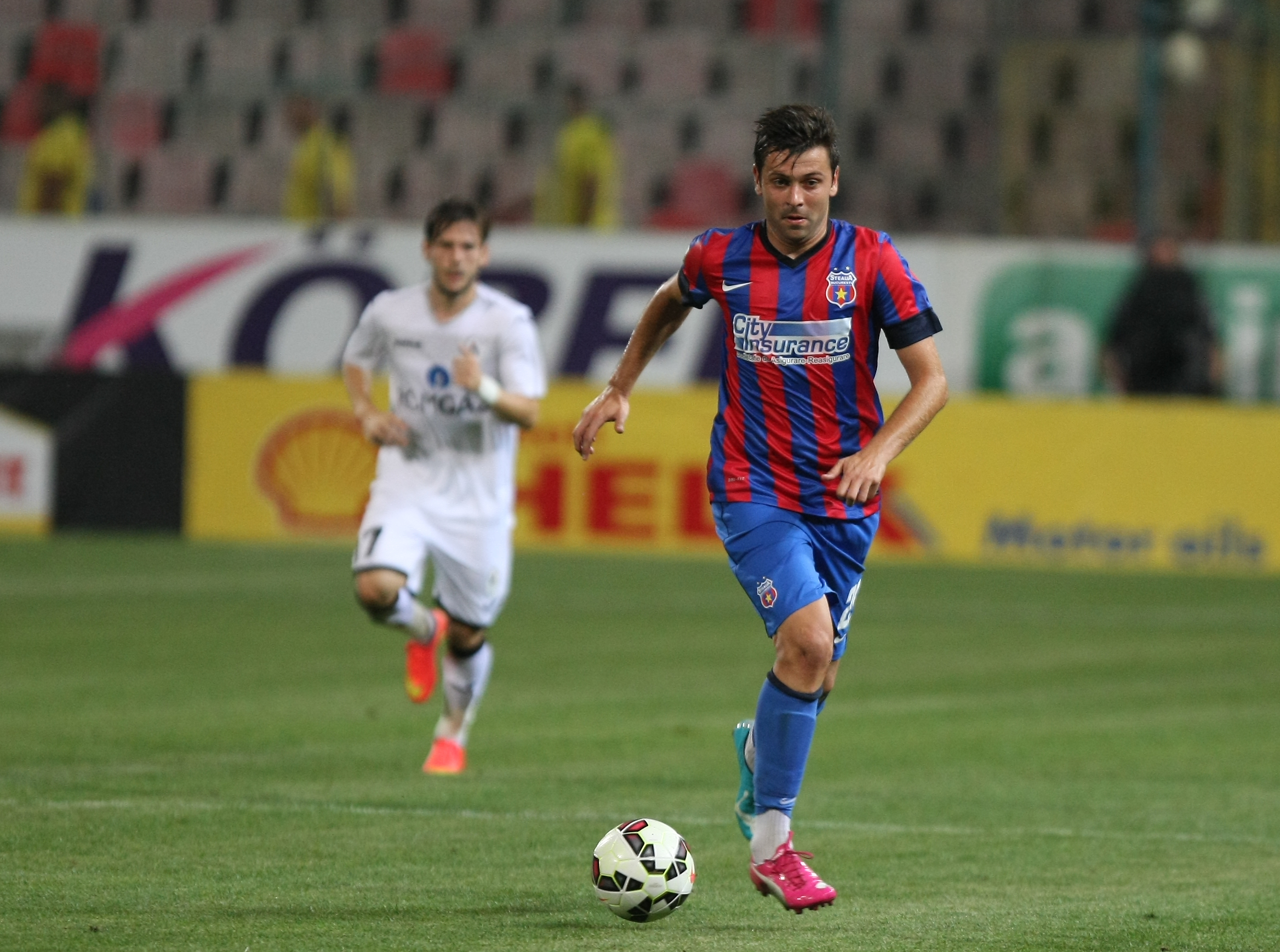 VIDEO & GALERIE FOTO/ Liga I: Steaua - Gaz Metan 3-1. ^ "Dublă" Keşeru. Sânmărtean a înscris  direct din corner. Steaua a urcat pe primul loc