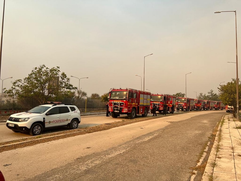Pompierii români, trimiși din nou în Grecia. Imagini de la prima lor misiune, la un incendiu care amenință un spital