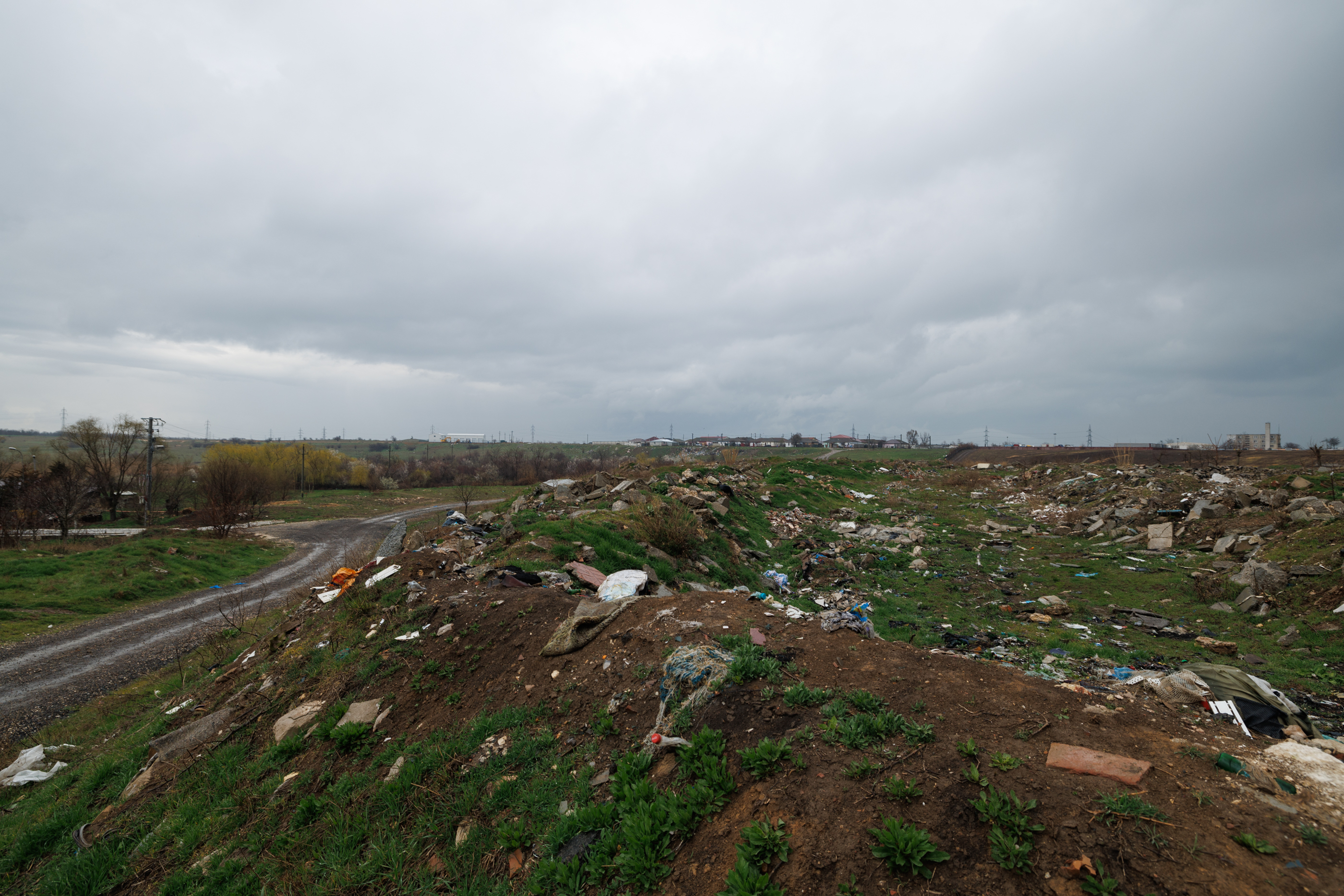 REPORTAJ O arie protejată Natura 2000 de la marginea Mangaliei a devenit depozit de deșeuri: „Aduc gunoaiele cu mașini mari, de la firme!”. Ministerul Mediului știe din 2020