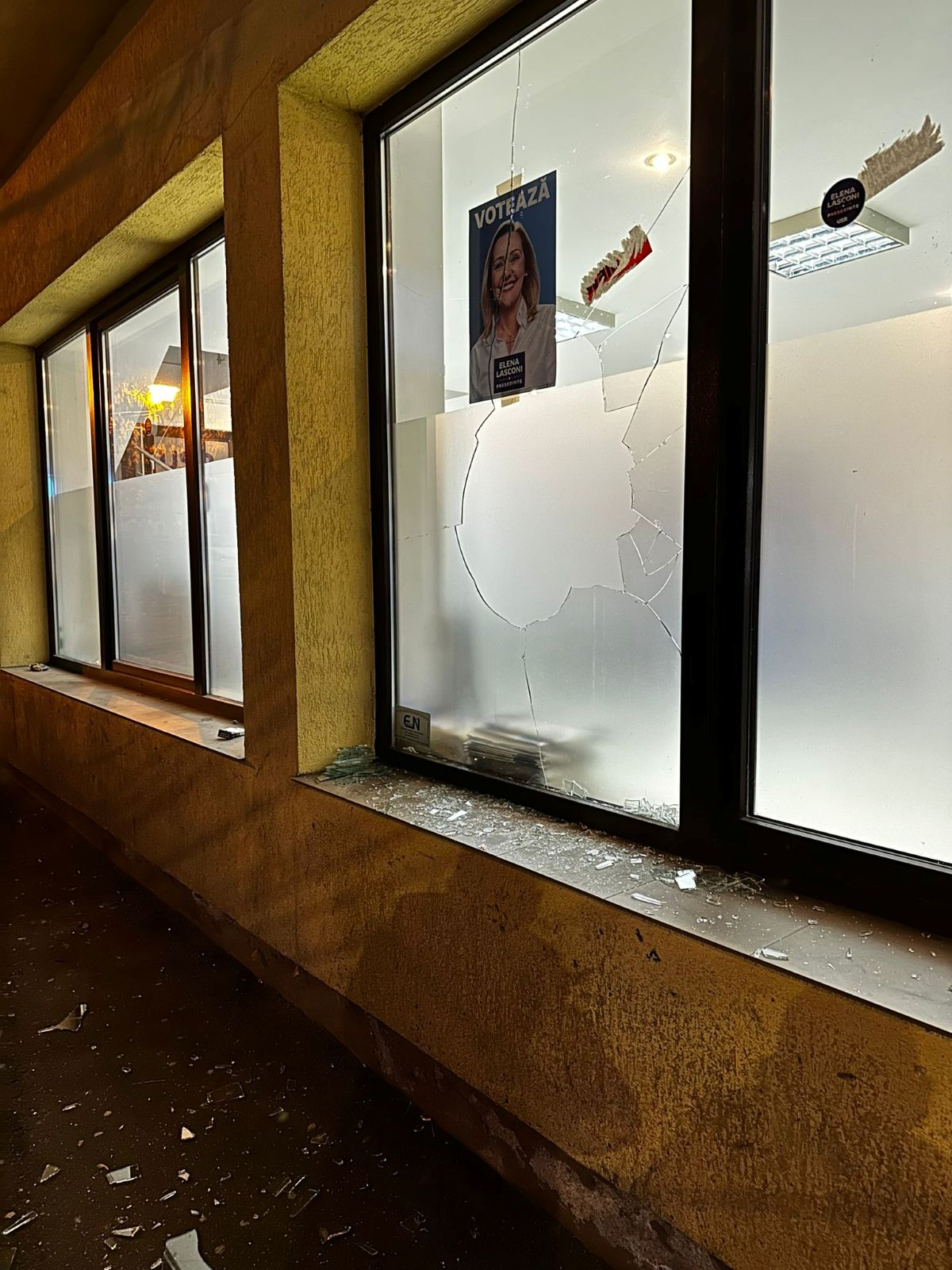 Sediul de campanie al USR Maramureș, vandalizat. Candele la intrare, poliția face cercetări
