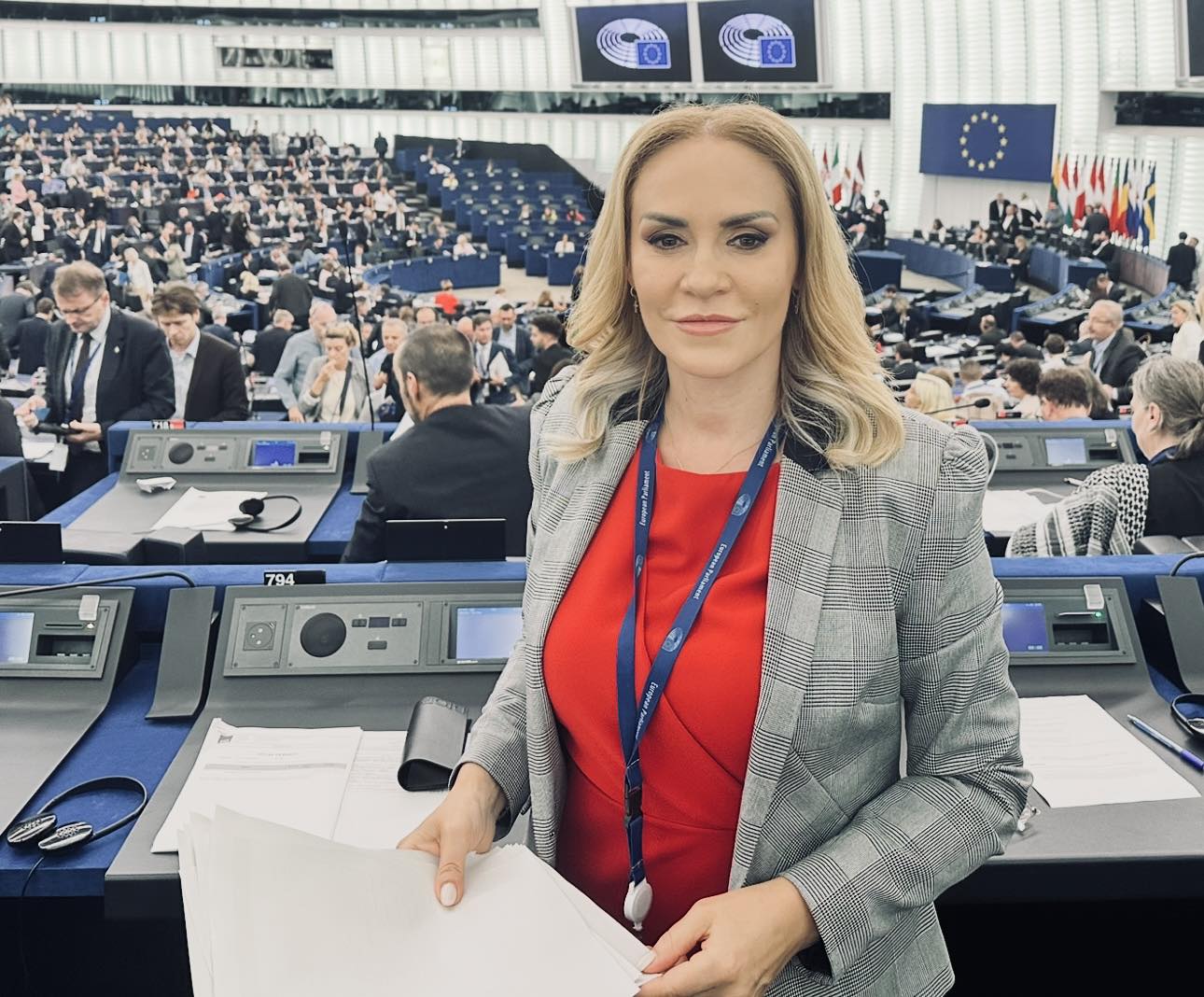 Reacția oamenilor, după ce Gabriela Firea a fost absentă de la sfințirea Catedralei Mântuirii Neamului: „Cei care vă înjurau că dați bani rup ușile”