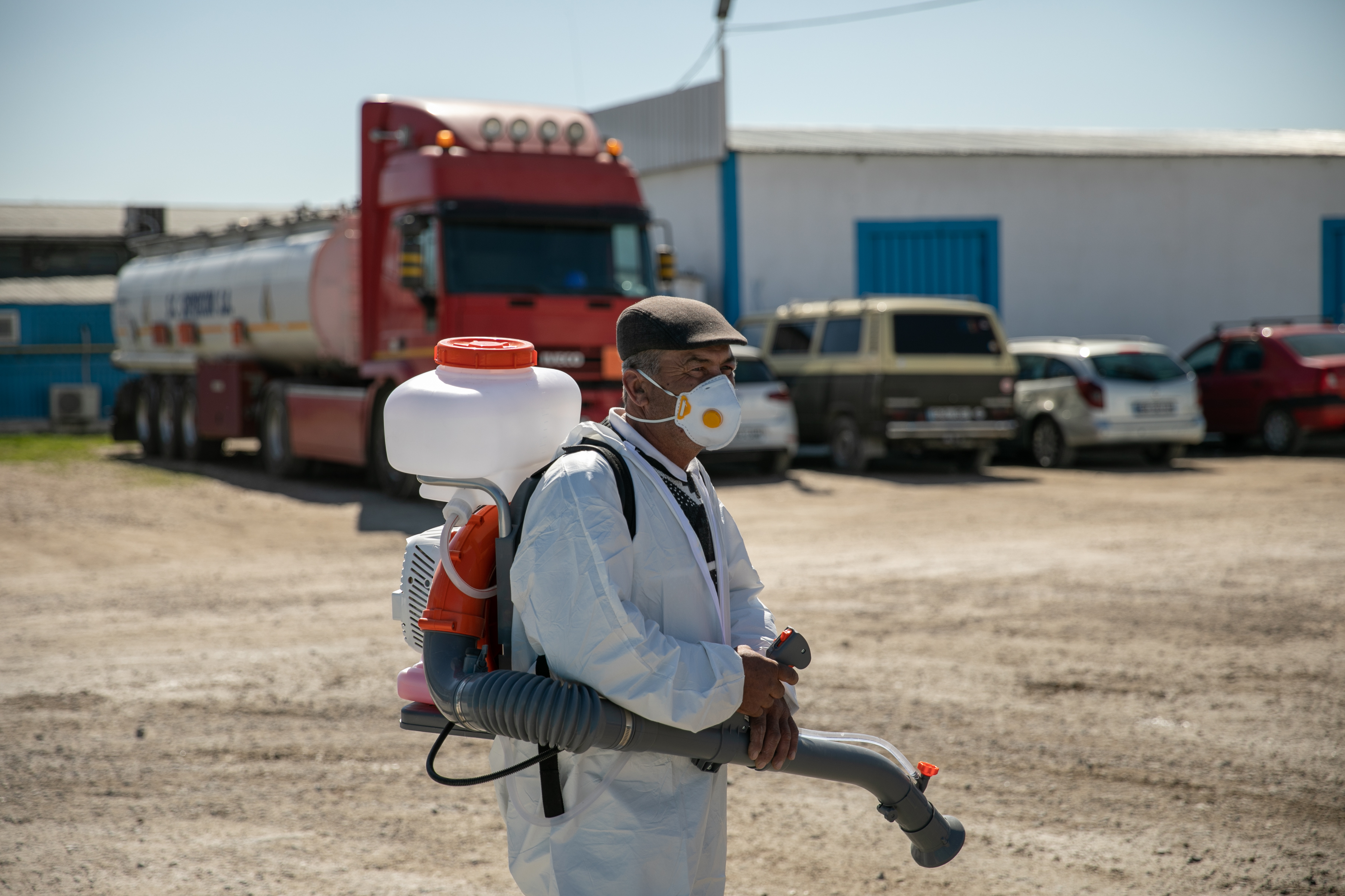 Eroii necunoscuți. 4.000 de ”gunoieri” înfruntă în București pandemia de coronavirus și stigmatizarea: ”Fără ei, în trei zile avem și holeră”