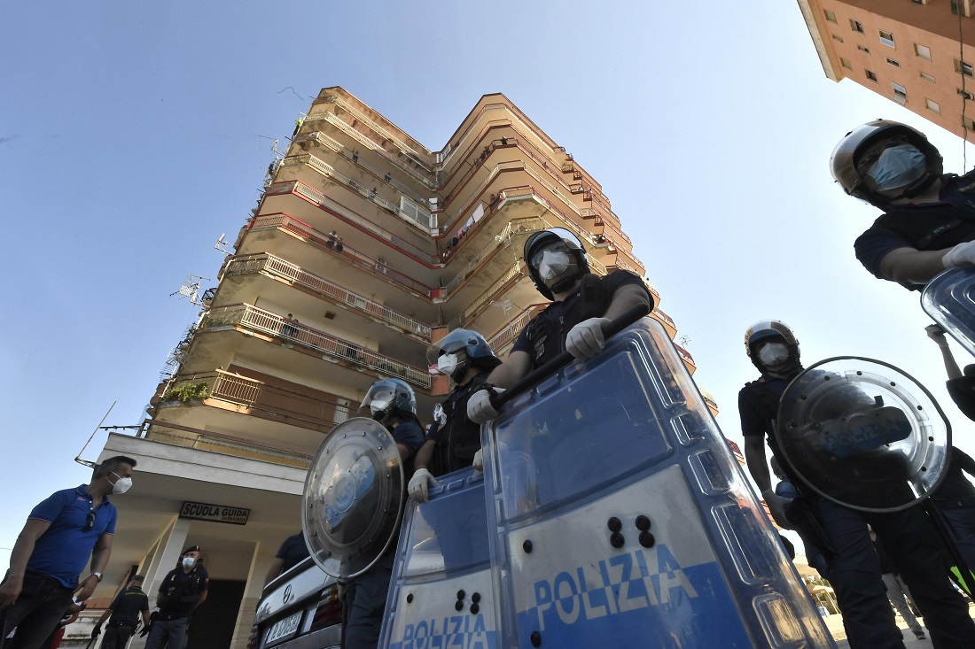 GALERIE FOTO  |  Zeci de cetățeni străini, infectați cu COVID-19, au încercat să fugă din carantină, în Italia. S-a cerut intervenția armatei