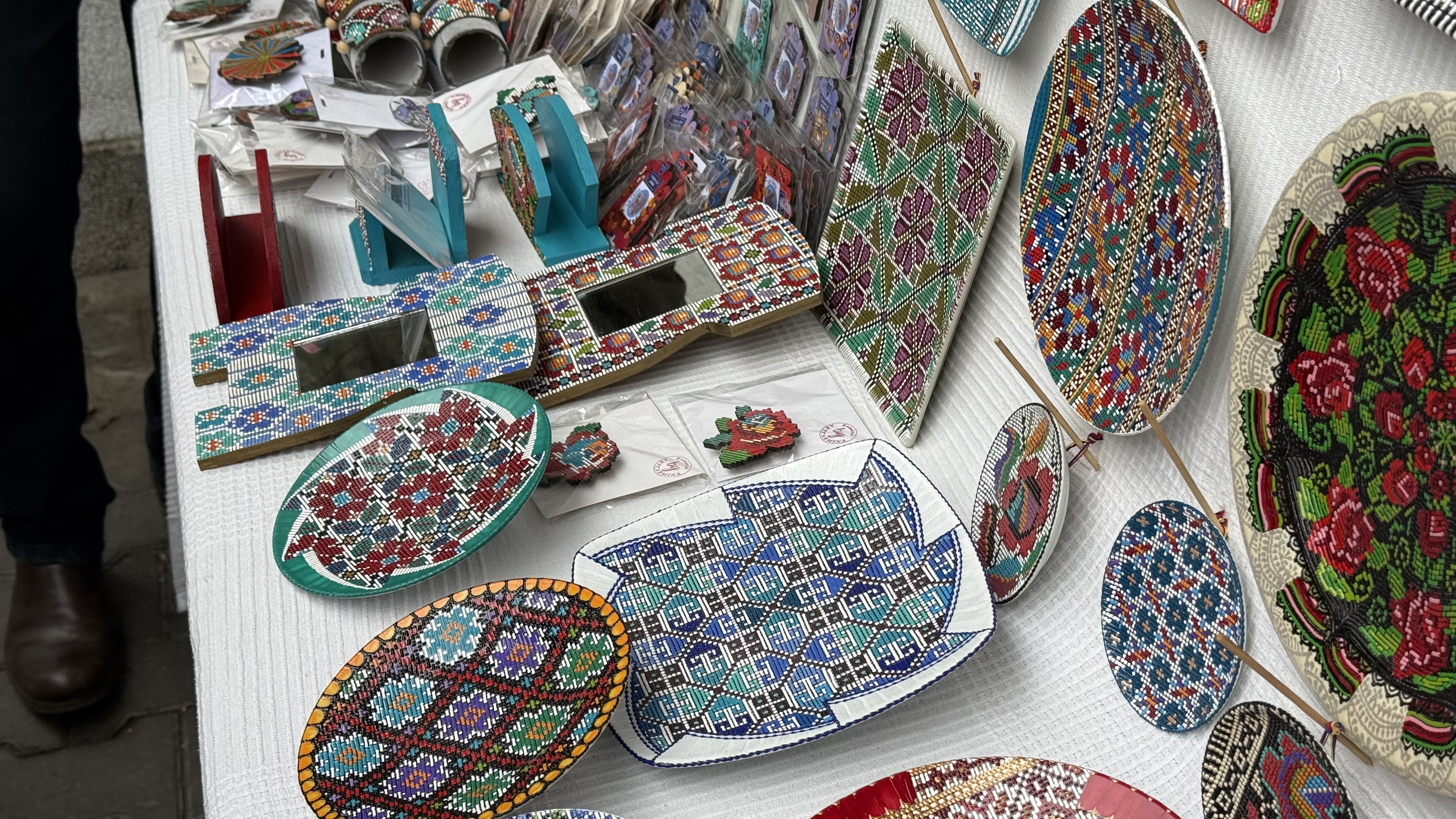 „Esență de Românie într-o farfurie”. Peter Brâncoveanu și broderiile pictate pe ceramică: „50 de lei sau 10 euro! Am și Revolut”