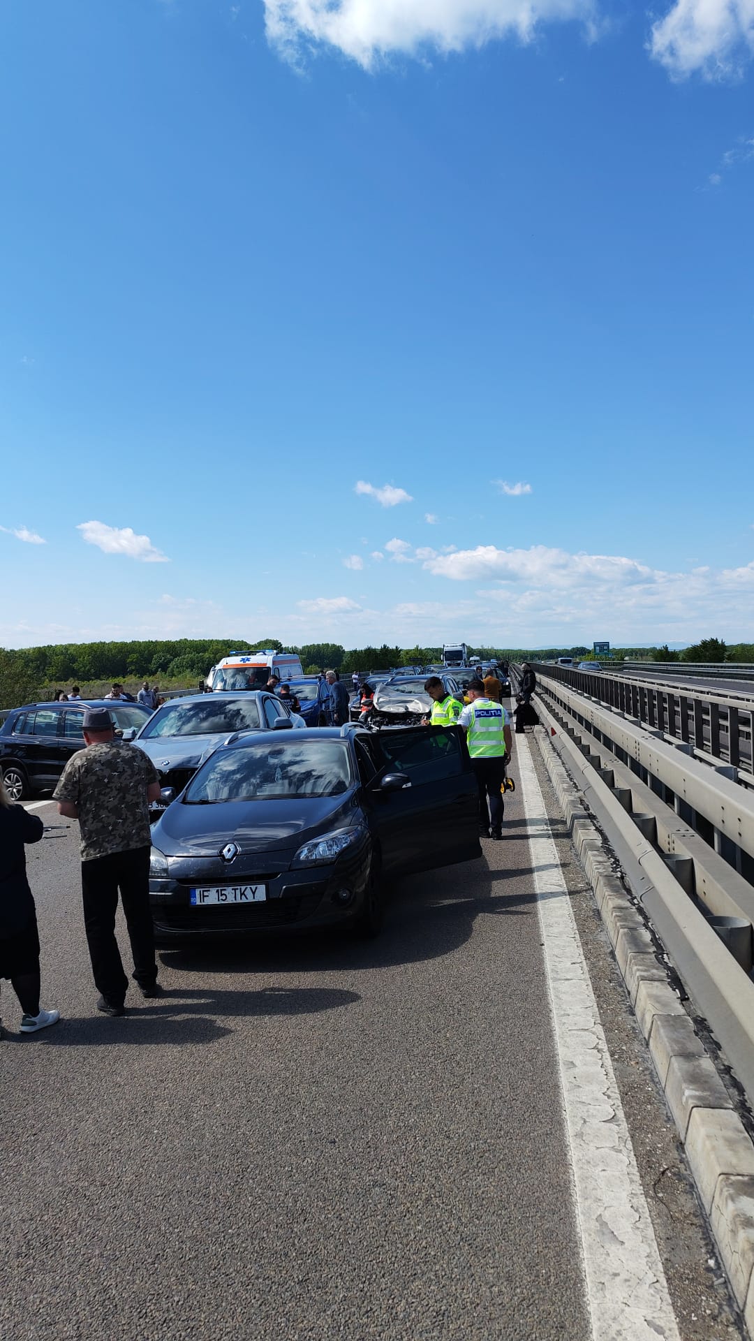 Șașe mașini s-au lovit pe Autostrada A3 la Râfov, Prahova, provocând blocarea temporară a sensului spre București / O persoană rănită