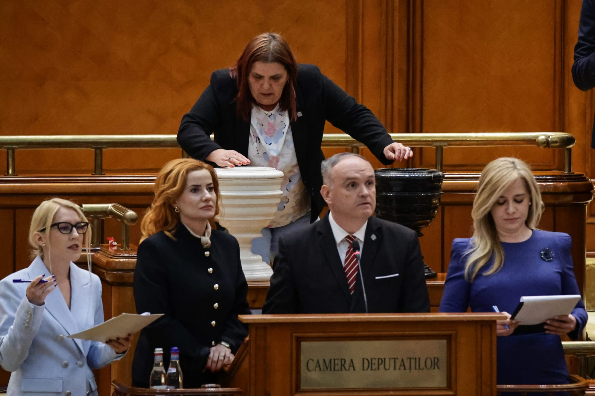Ce nu s-a văzut la televizor în timpul votului moțiunii de cenzură împotriva Guvernului Bolojan. Negocieri în șoaptă, telefoane pe fugă și calcule la limită