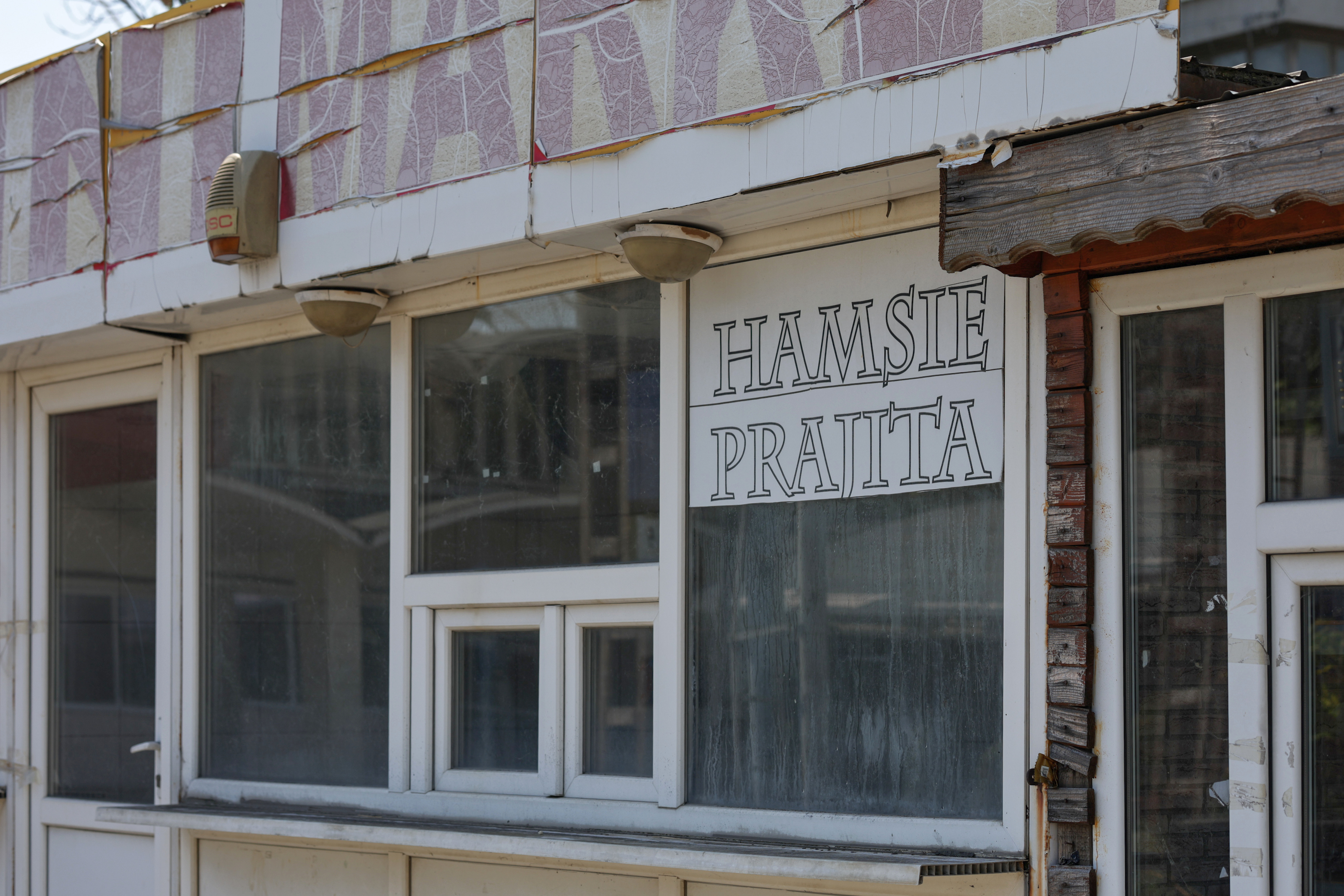 „Doar pentru tine, Amore”. O manea, un fotoliu părăsit și un ceas blocat, locul abandonat din București