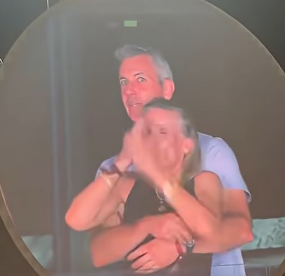 Moment stânjenitor la concertul Coldplay. Andy Byron, CEO-ul companiei Astronomer, surprins cu amanta și difuzat pe marele ecran