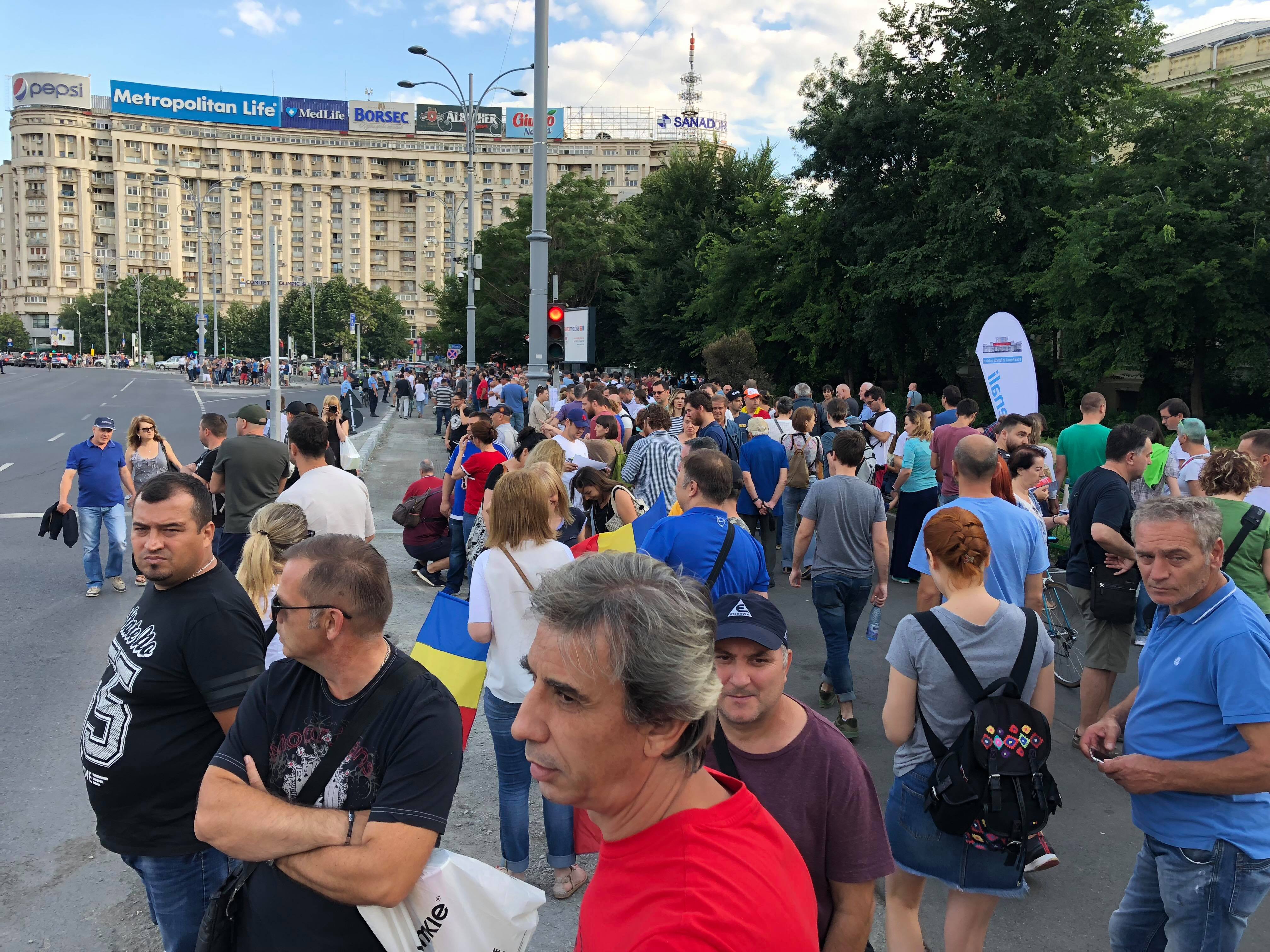 UPDATE: Protest în Piața Victoriei din București și în țară. Peste 10.000 de oameni s-au adunat în fața Guvernului