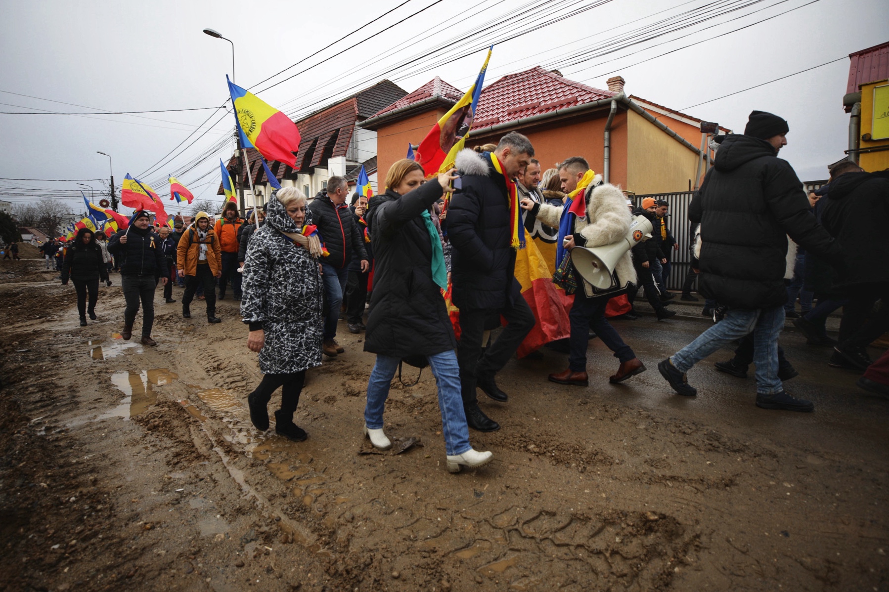 REPORTAJ. Am petrecut 24 de ore cu simpatizanții AUR care s-au urcat în „trenul Unirii”. Ce îi unește în cuget și-n simțiri pe susținătorii lui George Simion