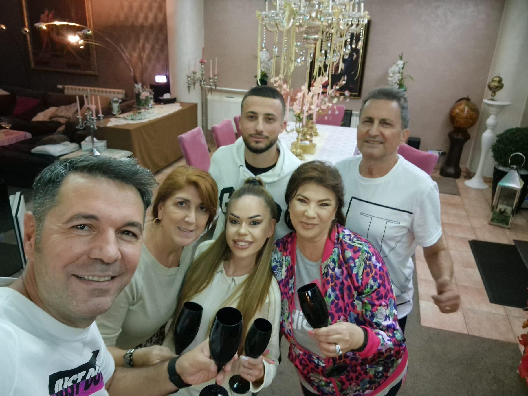 Imagine rară cu fiica vitregă a Mihaelei Borcea. Beatrice are 26 de ani, iar fosta soție a lui Cristi Borcea a petrecut alături de ea. „Îți doresc să strălucești”