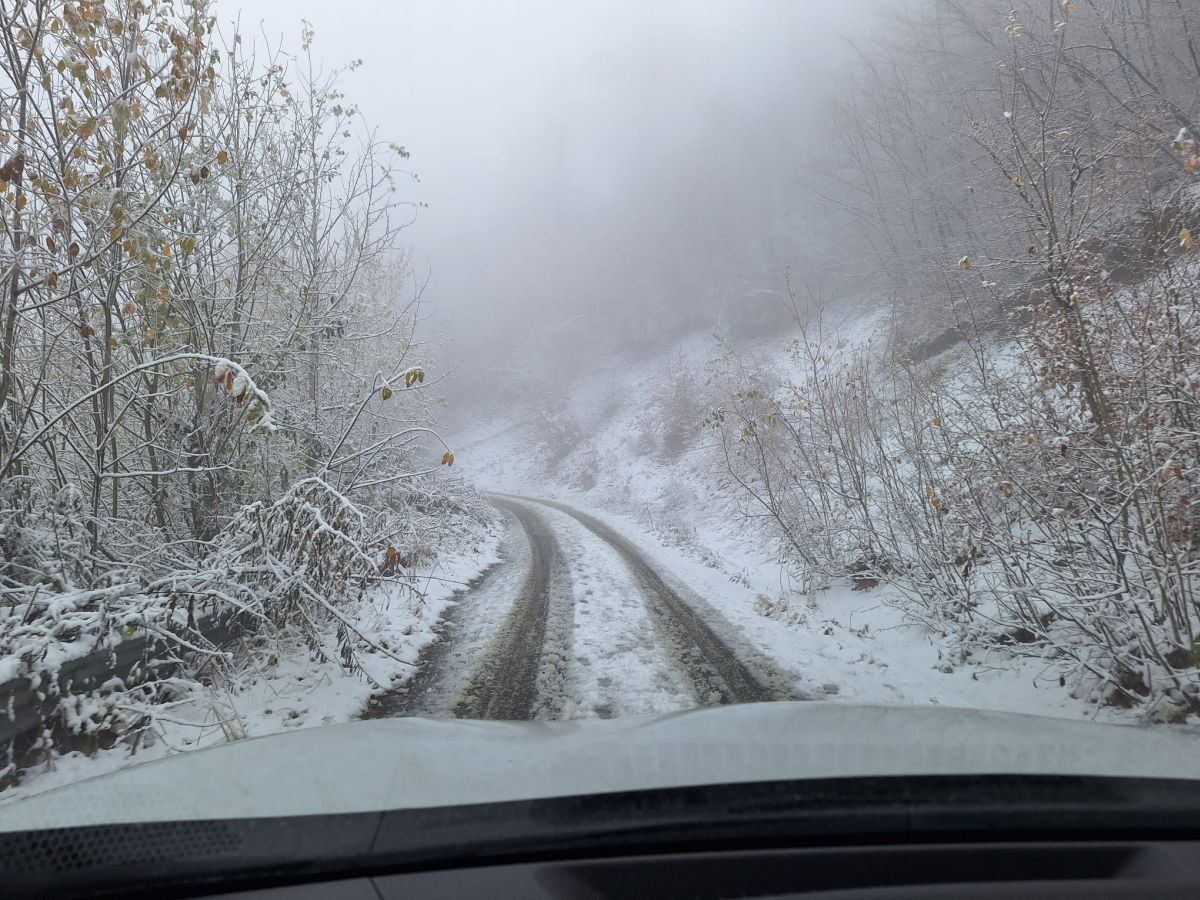 Iarna a venit la munte, Transalpina s-a închis, drumarii intervin cu material antiderapant | Video