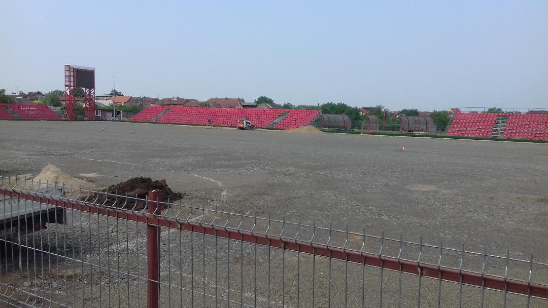 Pe arena ”Motorul” din Arad se montează covor sintetic / GALERIE FOTO