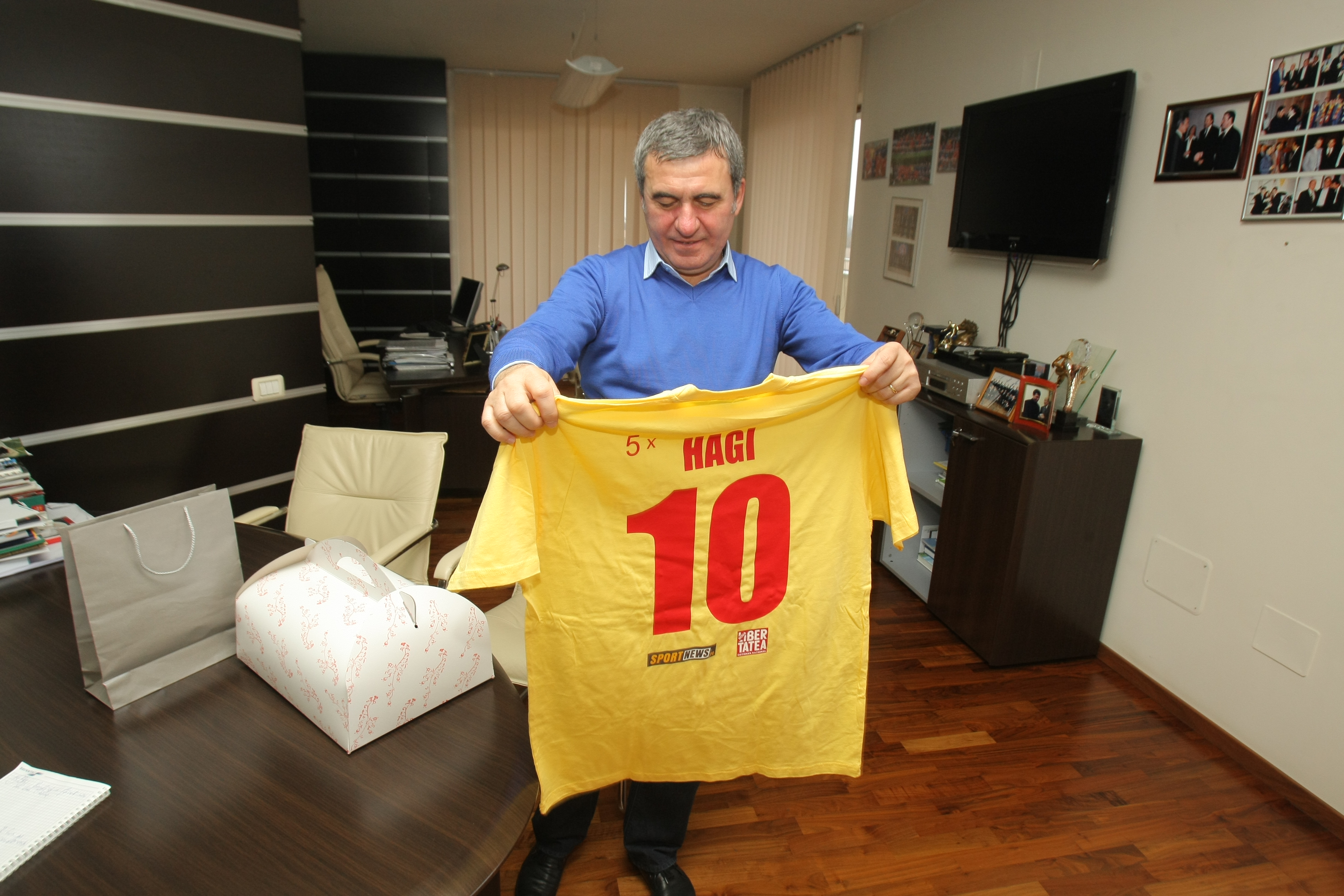 Gică Hagi 50 - ”Regele” a fost mișcat când a citit ce se striga pe străzi în 1994, la Campionatul Mondial din SUA: ^”Iliescu minte, Hagi președinte!” / VIDEO&GALERIE FOTO