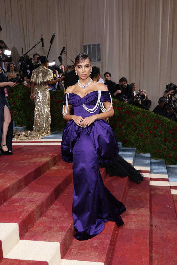 Ținute spectaculoase la Met Gala 2022. O celebră actriță s-a dezbrăcat pe covorul roșu și a apărut cu sânii la vedere