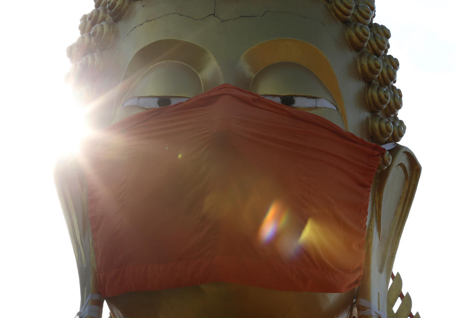 Statuile lui Buddha din Bangkok sunt acoperite cu măști de protecție, ”pentru a da un exemplu”