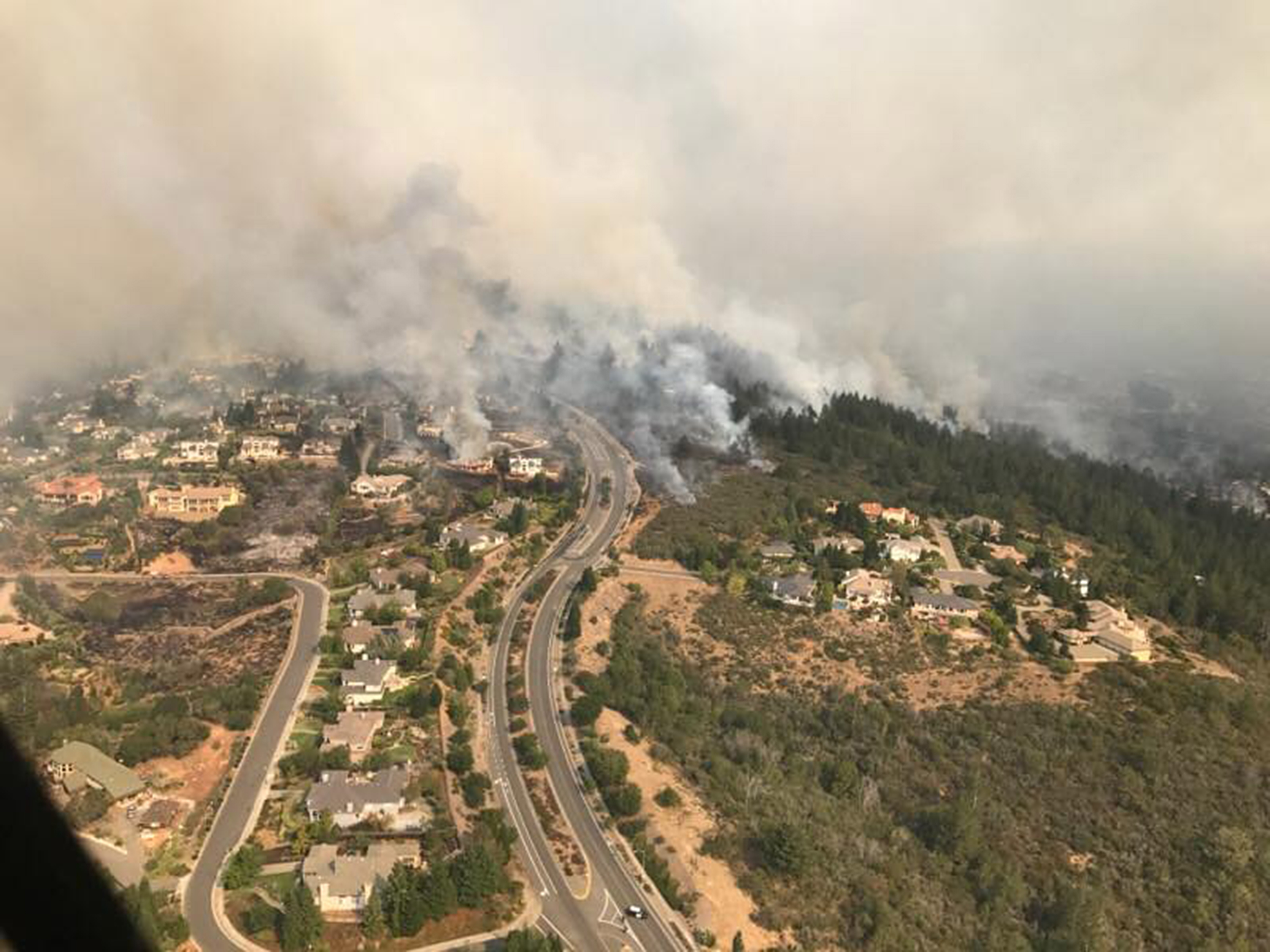 GALERIE FOTO| Incendii devastatoare în California. Cel puțin 23 de persoane au murit, mii de case și terenuri au fost distruse de foc