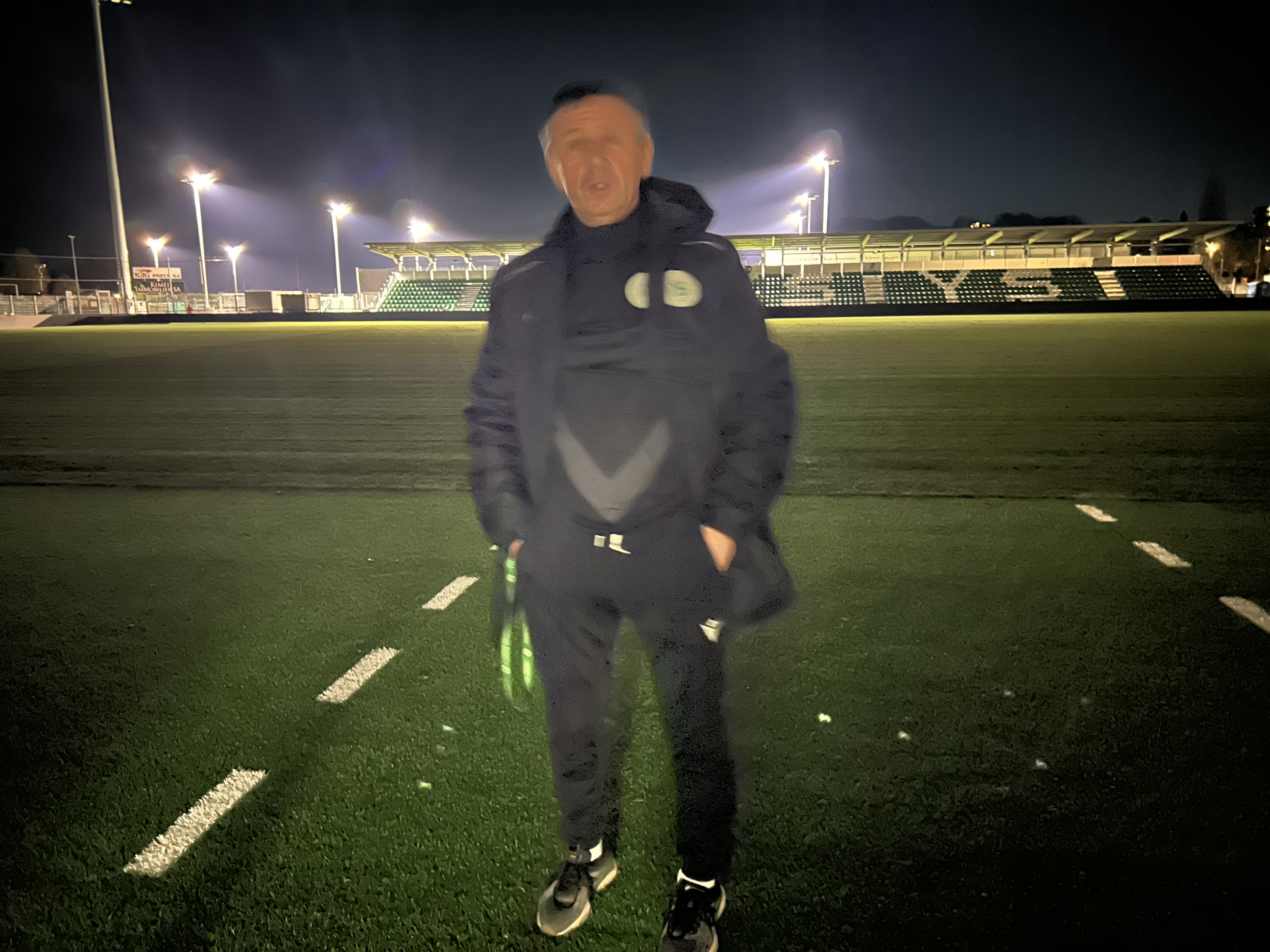 De la Yverdon, Adrian Ursea se declară suporterul lui Mircea Lucescu: „Câți mare antrenori am avut la nivelul ăsta? Doar 2 în istorie, Piști Covaci și nea Mircea”. De ce spune că „noi suntem cei mai mari hoți de pe pământ”