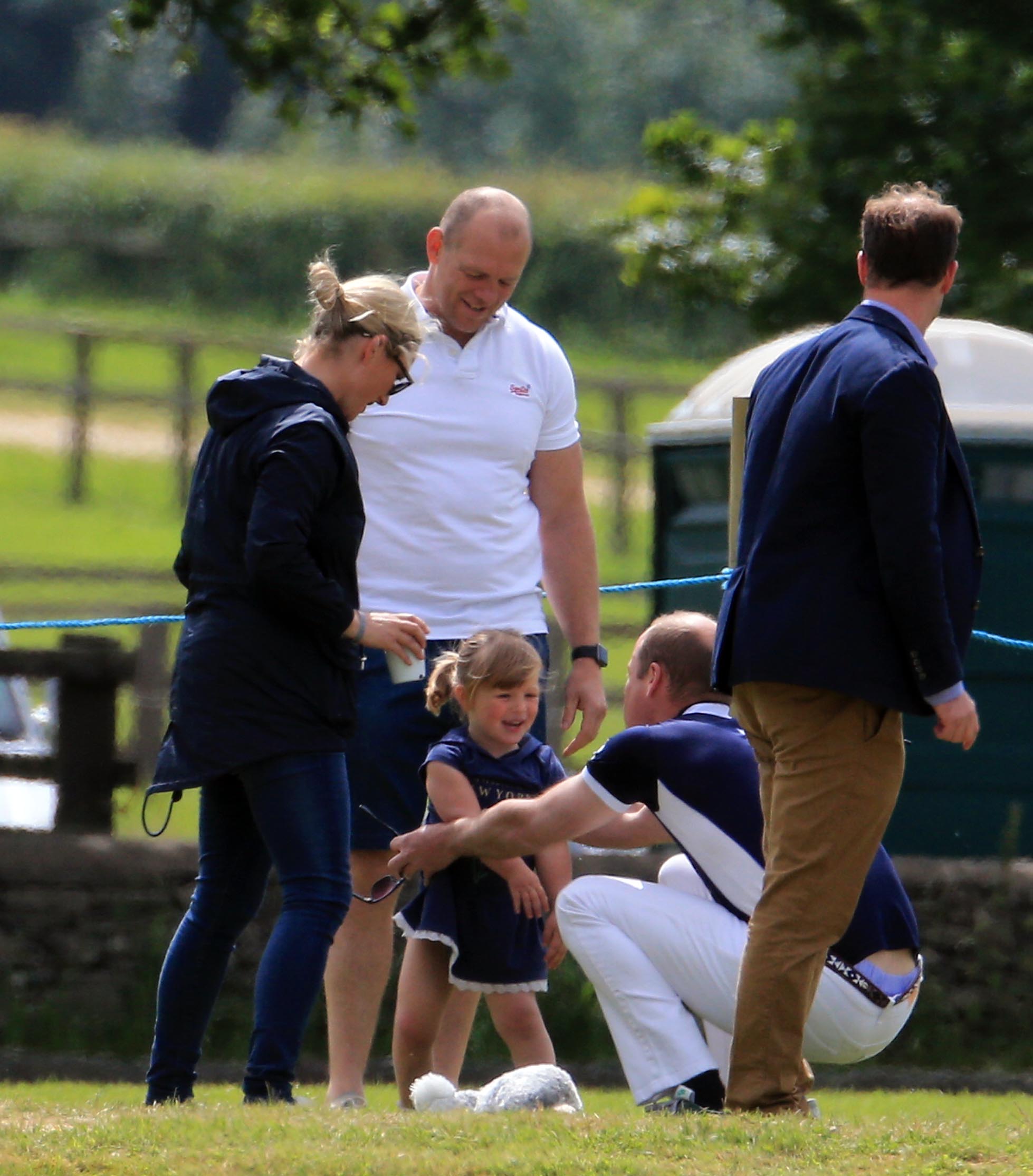 FOTO | Zara Tindall, nepoata reginei Elisabeta a II-a, a născut o fetiță