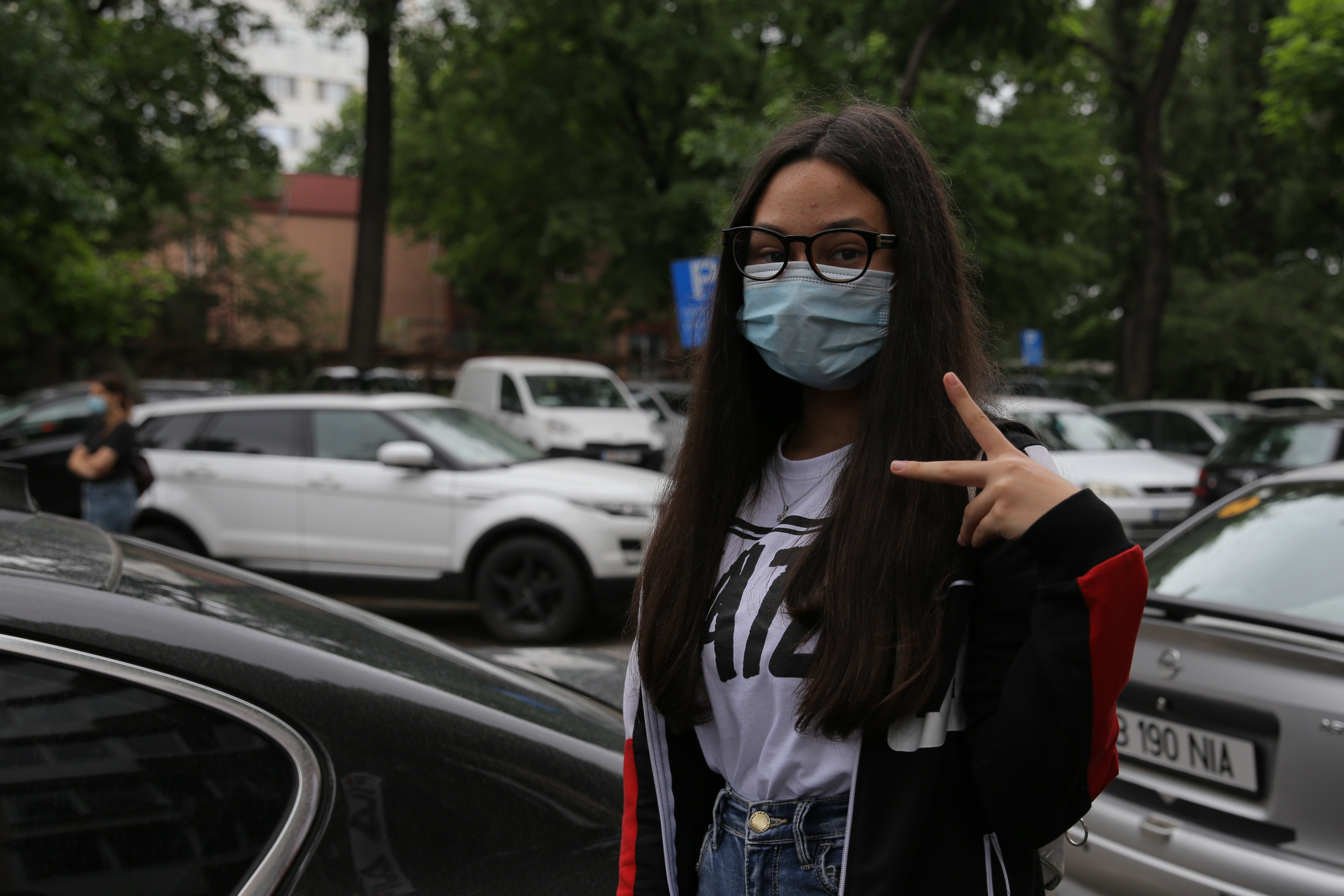 Evaluarea Națională | „Singurul lucru bun la pandemie a fost că ne-a dat mai mult timp să învățăm”. Emoții și tunele de dezinfectare la intrarea la examen