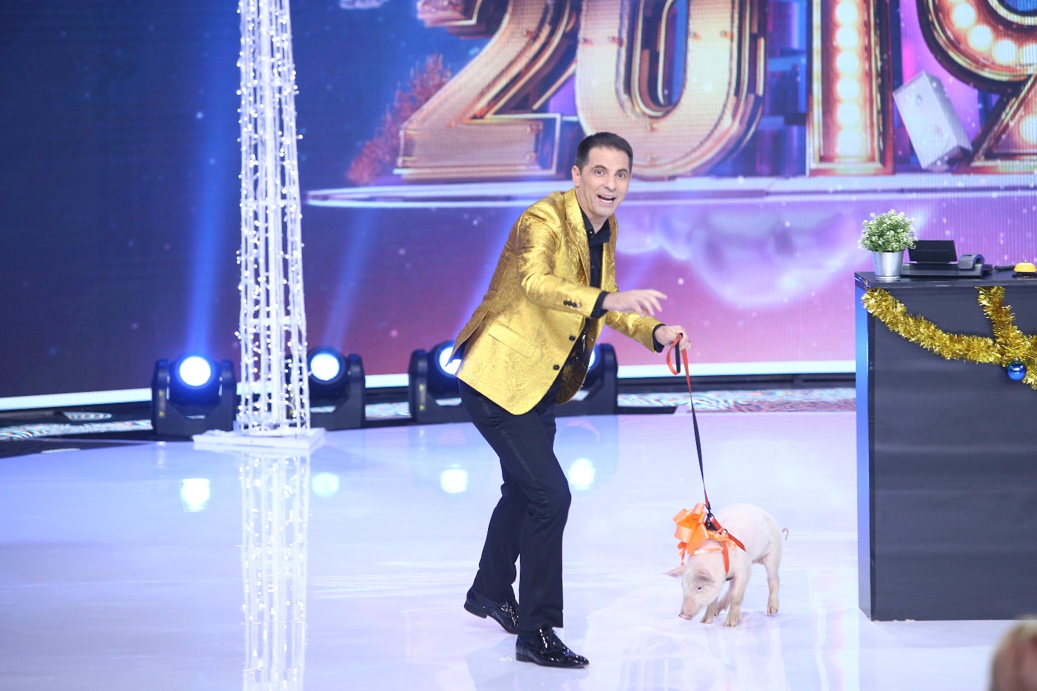 Revelionului Starurilor 2019, din culise: Dorian Popa a rupt ușa de la cabina lui Dan Negru | FOTO