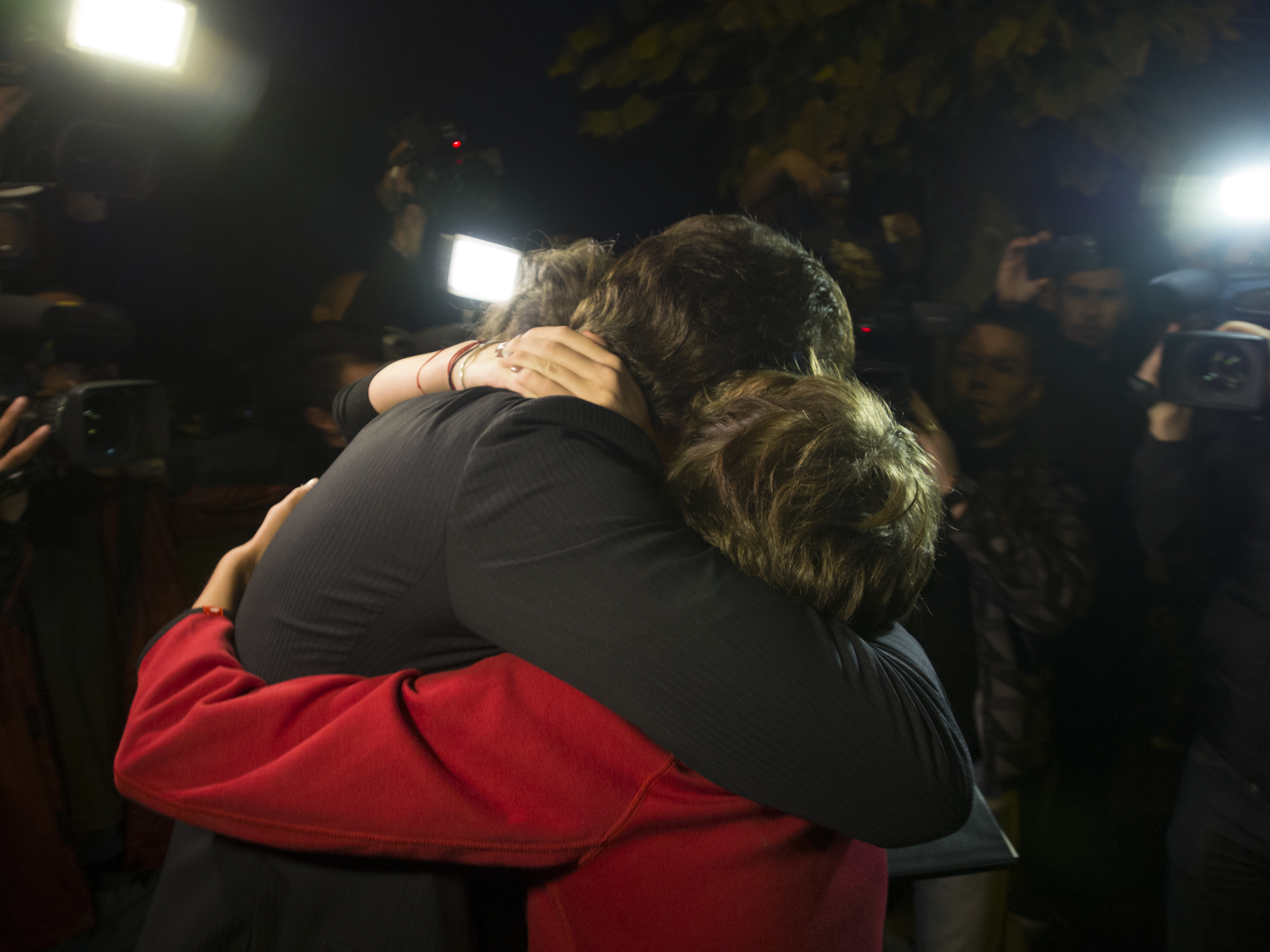 GICĂ POPESCU ESTE LIBER! Primele declarații ale fostului căpitan al naționalei: ”A fost cea mai grea perioadă din viața mea. Primul lucru pe care îl voi face, voi merge la mormântul tatălui meu!”. Judecătorii de la Tribunalul Ilfov au decis astăzi că fostul internațional merită să fie eliberat condiționat. “Baciul” a fost așteptat de soție și de cei doi copii, la ieșirea din Penitenciarul Jilava / GALERIE FOTO & VIDEO