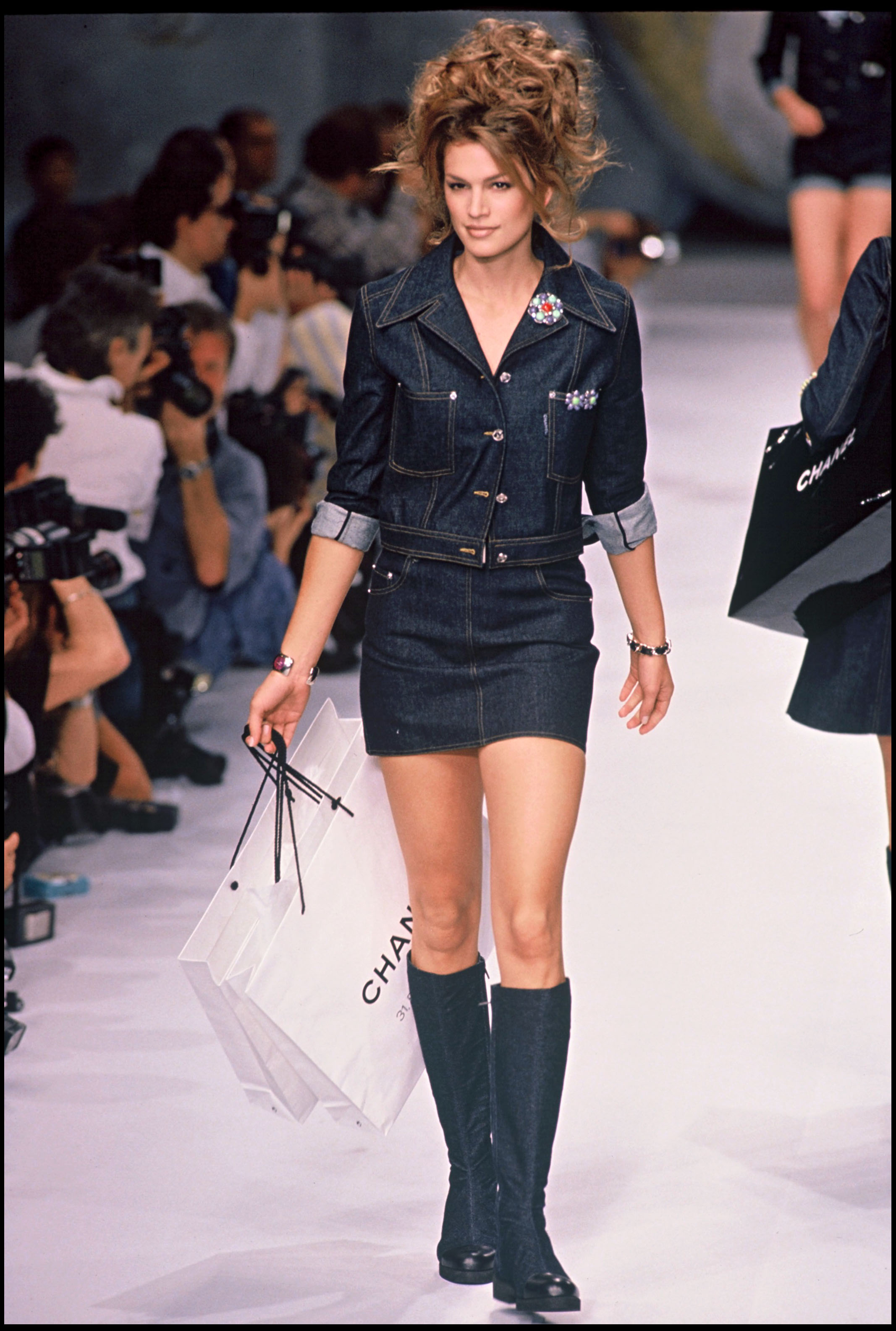 Cele mai tari imagini cu Cindy Crawford, fotomodelul care s-a retras la 50 de ani | FOTO