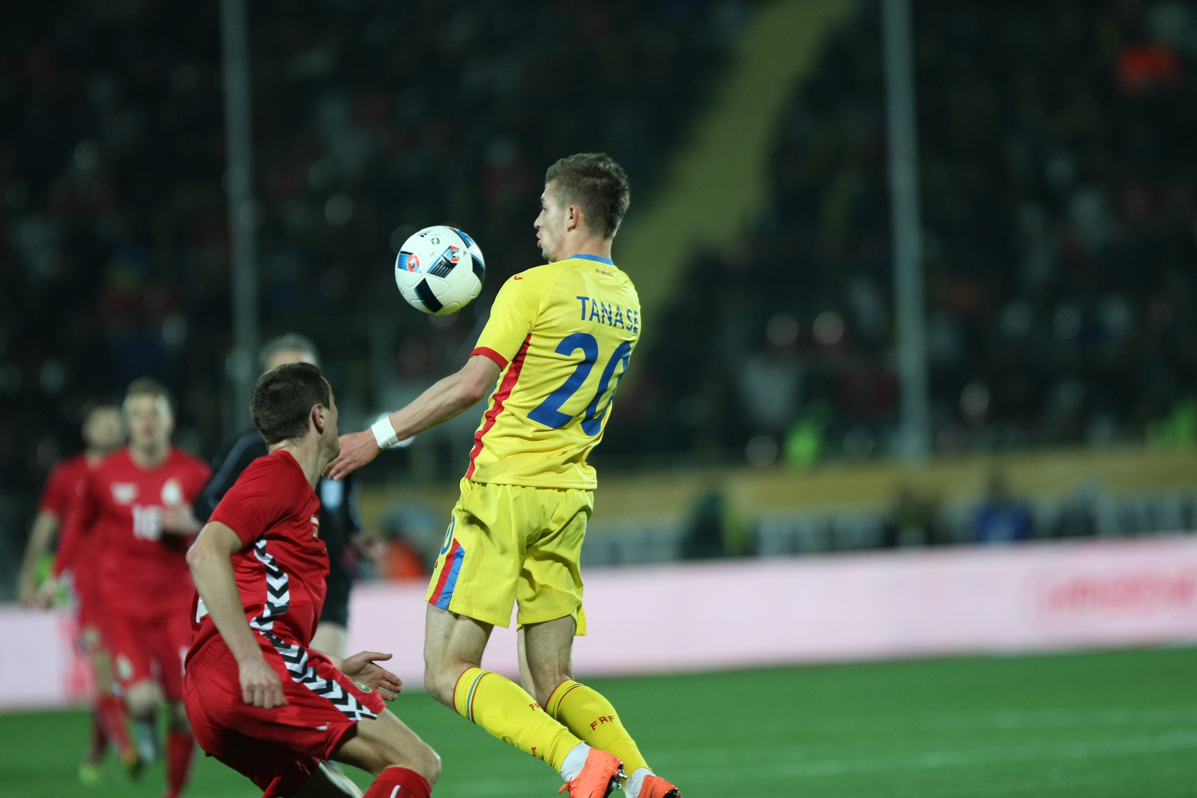 România - Lituania 1-0. Puiule, el e Dumnezeul tău! Selecționerul a pupat icoane, fiind salvat de debutantul Nicușor Stanciu, un jucător despre care spunea că nu l-a impresionat în tricoul Stelei!