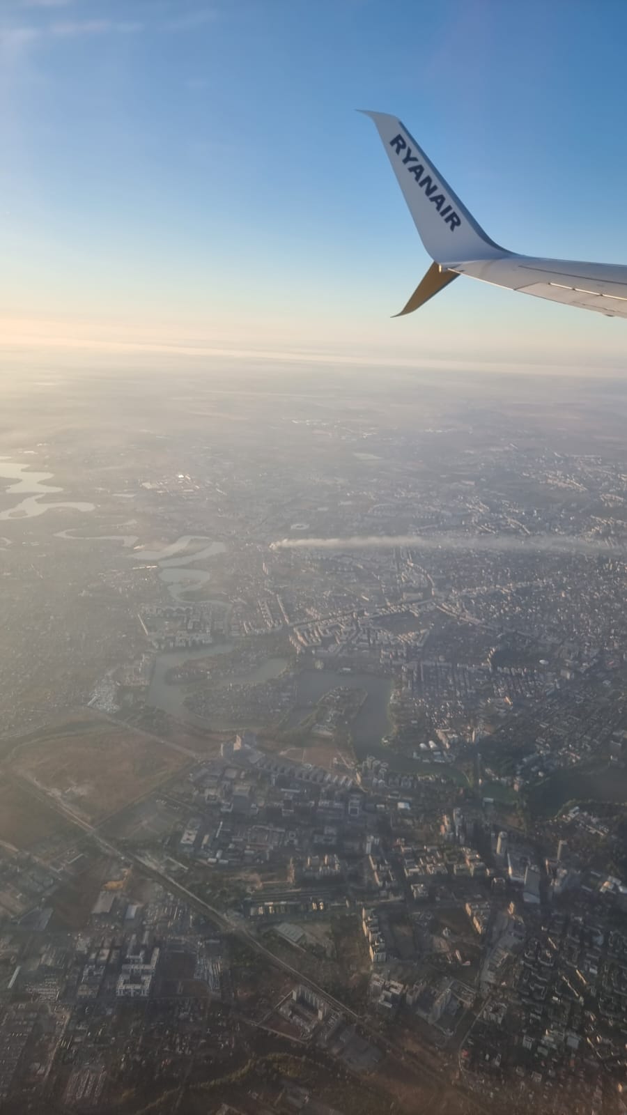 Fumul de la incendiul de la depozitul Antrefrig, din București, se vede și din avion, miercuri dimineață