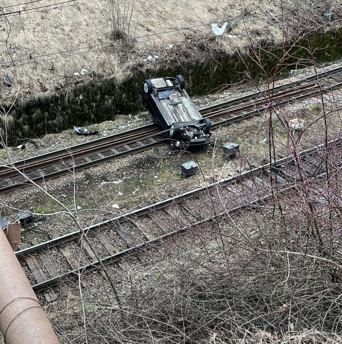 Un șofer a sărit cu mașina de pe un pod și a căzut pe linia de tren, la Predeal. FOTO