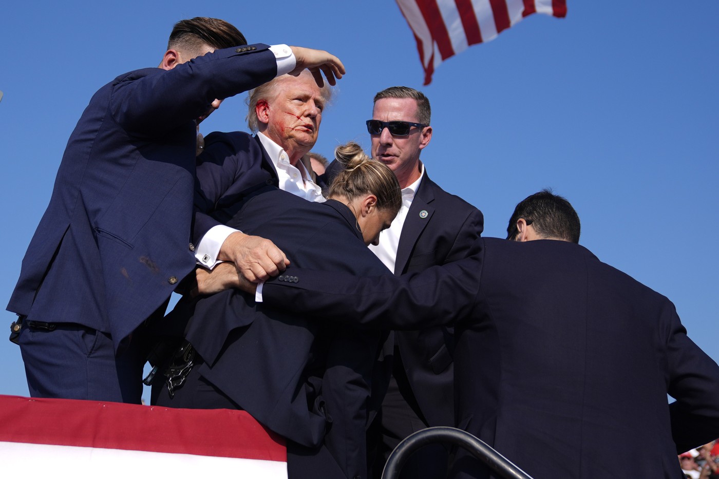 Momentul în care Donald Trump este rănit la urechea dreaptă, în tentativa de asasinat asupra sa