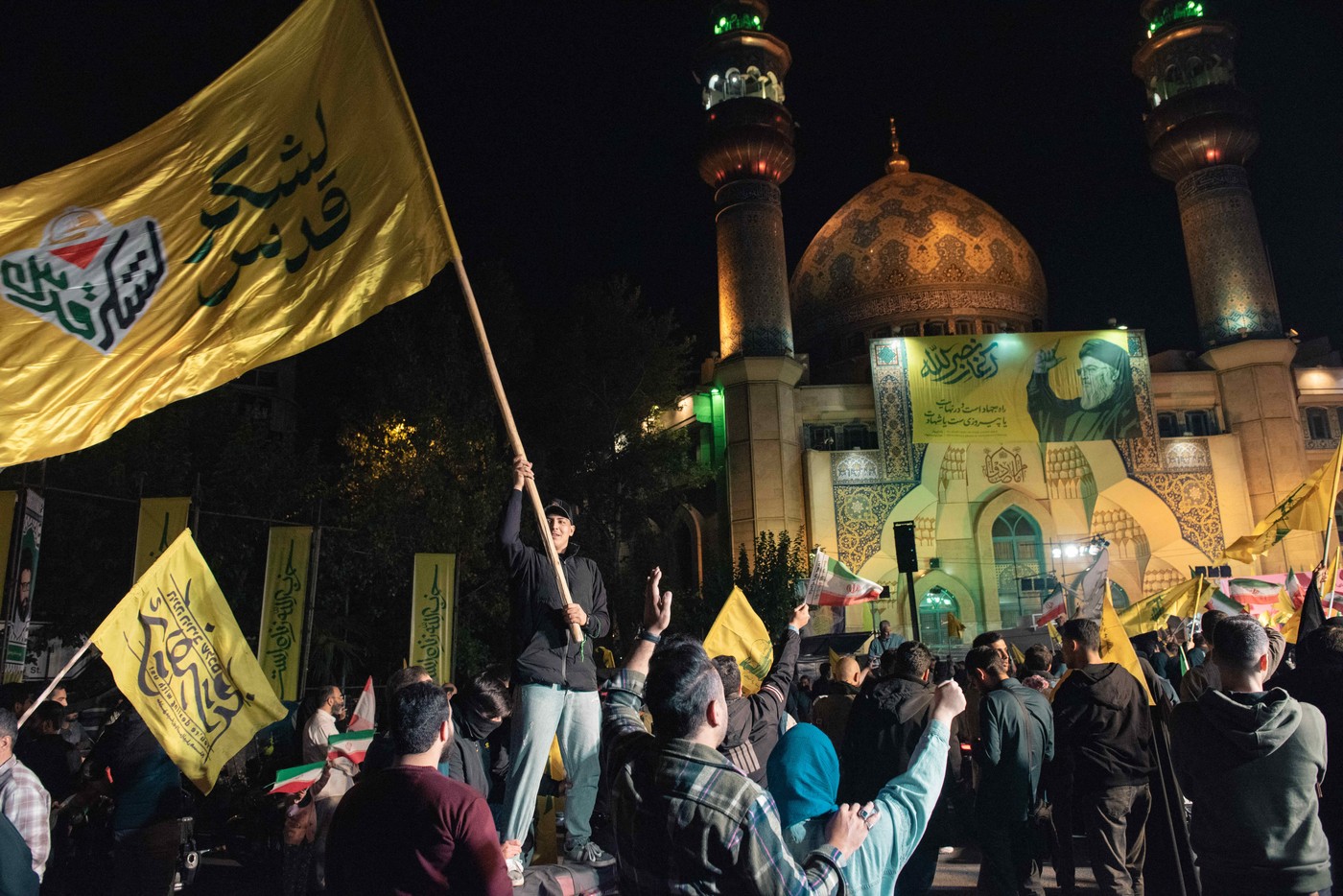 Imagini din Iran, unde mii de oameni au sărbătorit în stradă atacul cu rachete asupra Israelului | VIDEO