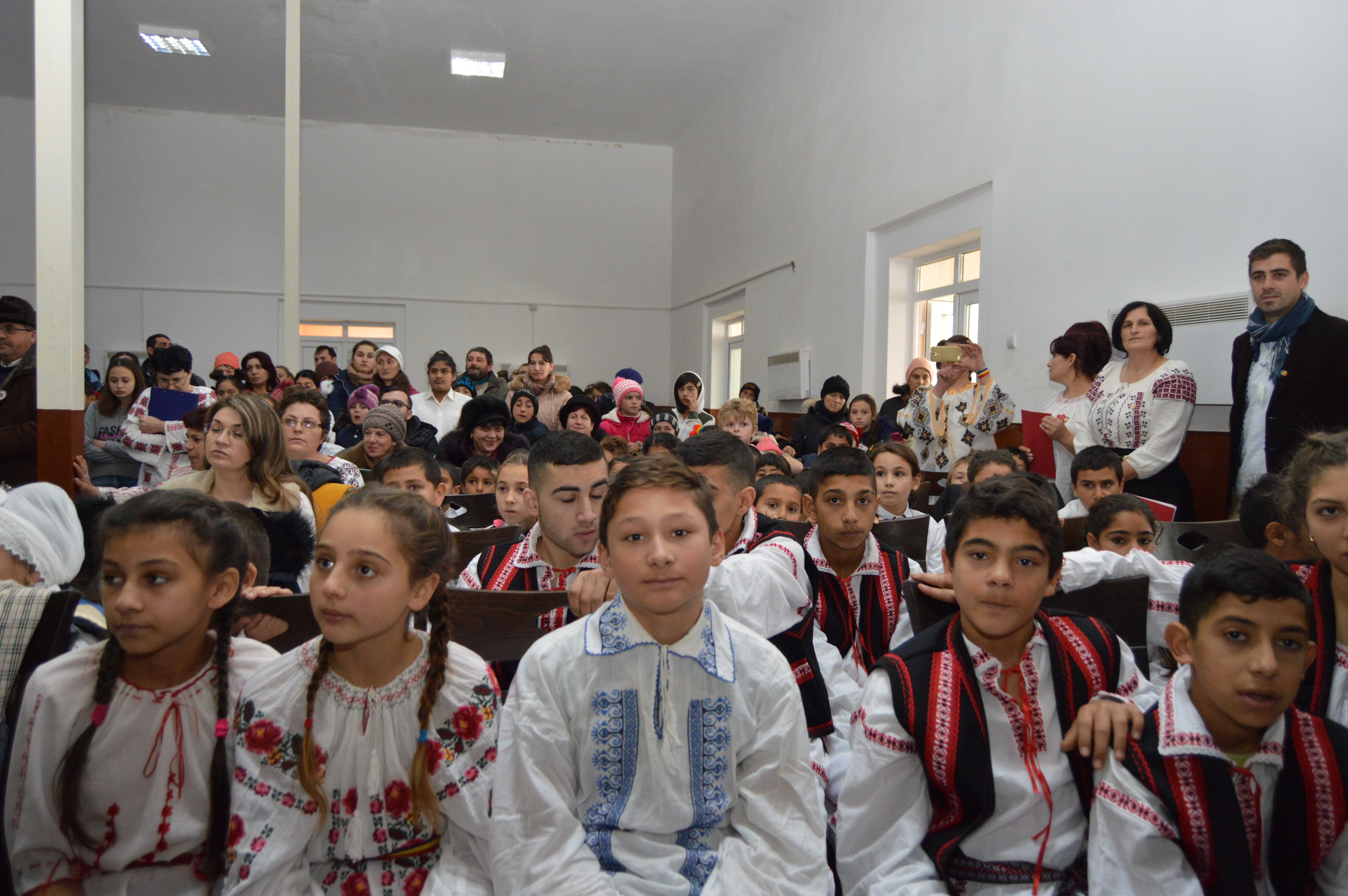 GALERIE FOTO/ Zeci de mii de elevi și cadre didactice din județul Vaslui au îmbrăcat costumele naționale. Mobilizarea a fost fără precedent în istoria județului