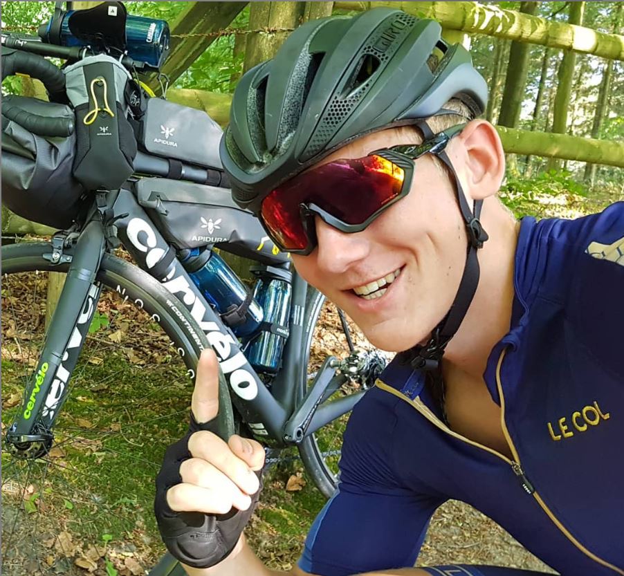 FOTO | Un student britanic de 18 ani a devenit cea mai tânără persoană care a făcut înconjurul lumii pe bicicletă