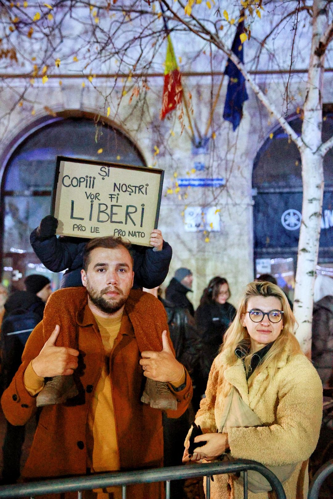 Miting pro-Europa în Piața Universității din București, cu 3 zile înaintea turului 2 al alegerilor prezidențiale