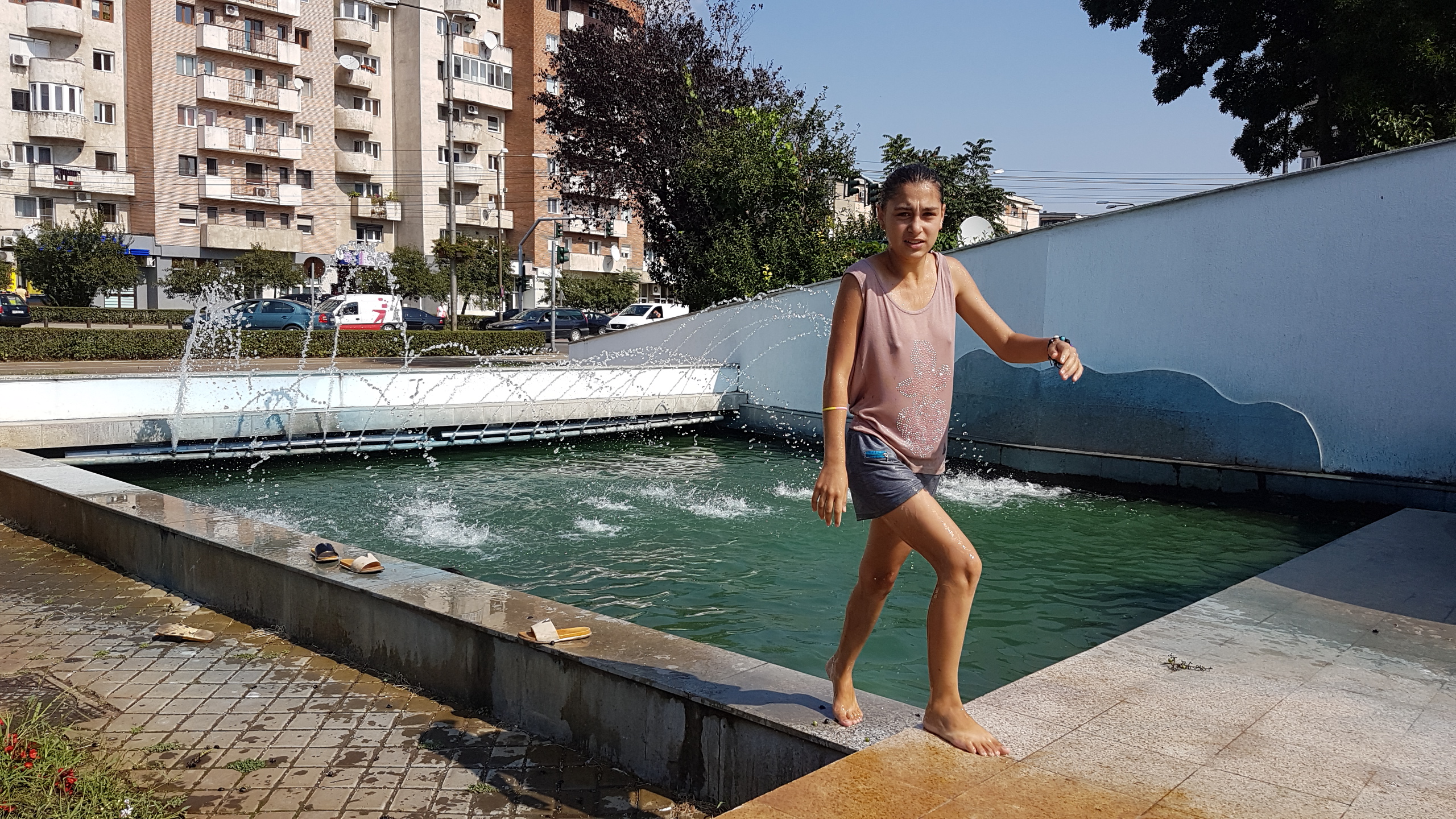 Căldură neobișnuită la Arad! Copiii au făcut baie în fântâna arteziană GALERIE FOTO