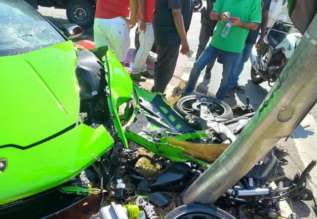 Un brazilian a intrat cu Lamborghiniul de 530.000 de euro într-un stâlp, când urmărea motociclistul care îi furase Rolexul de 40.000 de euro | VIDEO