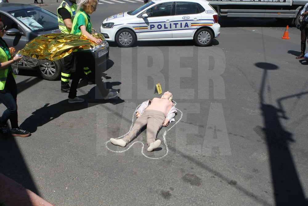 Cum intervin polițiștii în cazul unui accident rutier. Simularea, desfășurată într-o intersecție din București / VIDEO&FOTO