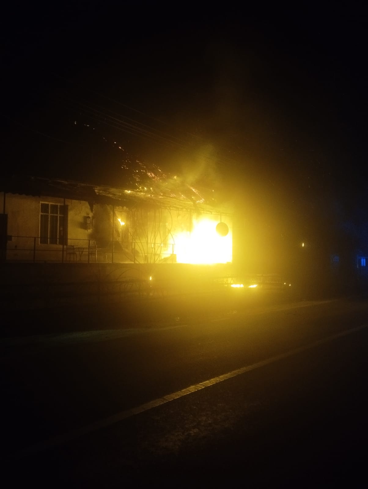 Bar din județul Neamț incendiat intenționat de un bărbat cu probleme psihice