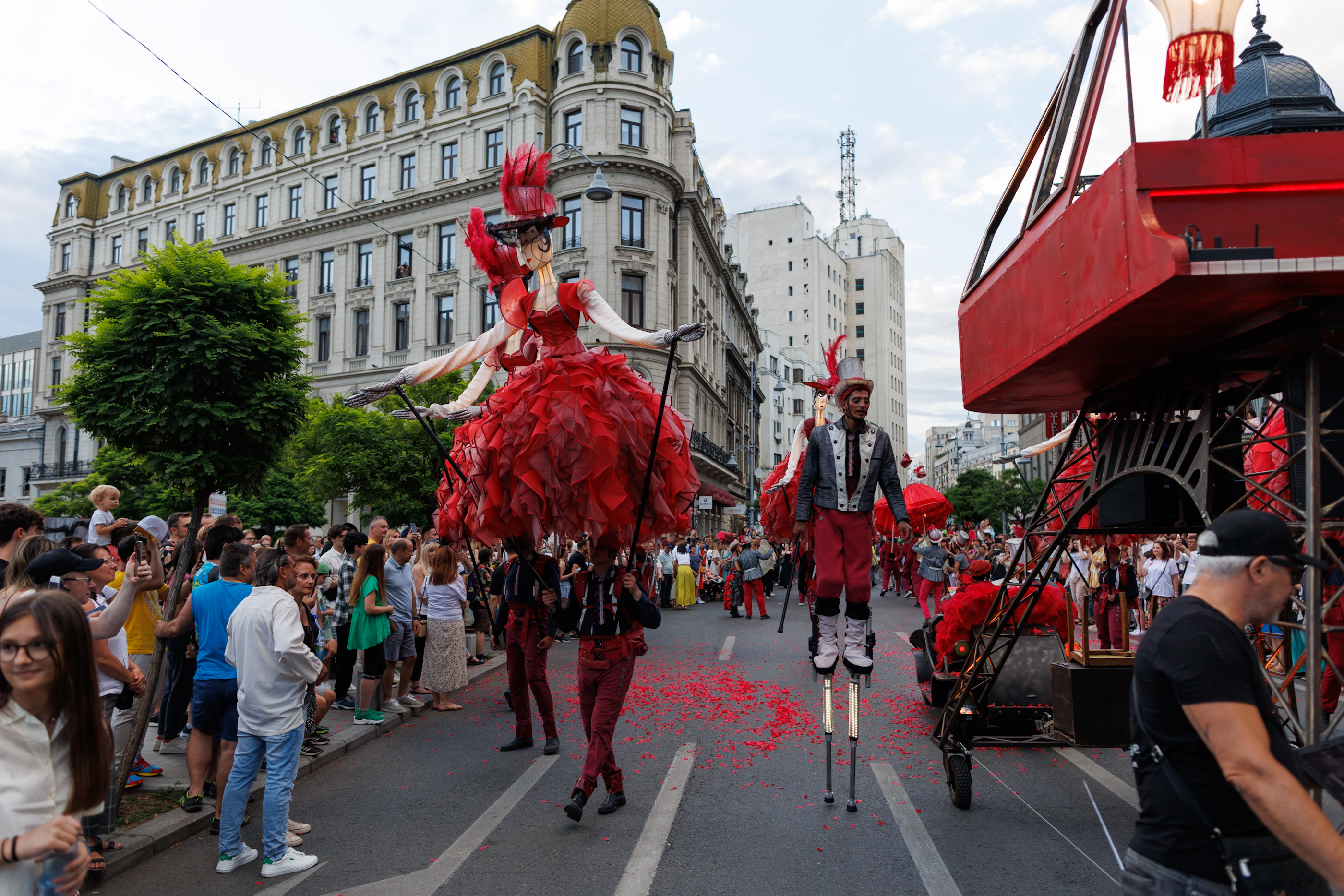 FOTOREPORTAJ. „B-Fit in the Street” în 50 de imagini. 200 de artişti din Spania, Franţa și Italia au făcut spectacol pe străzile din București
