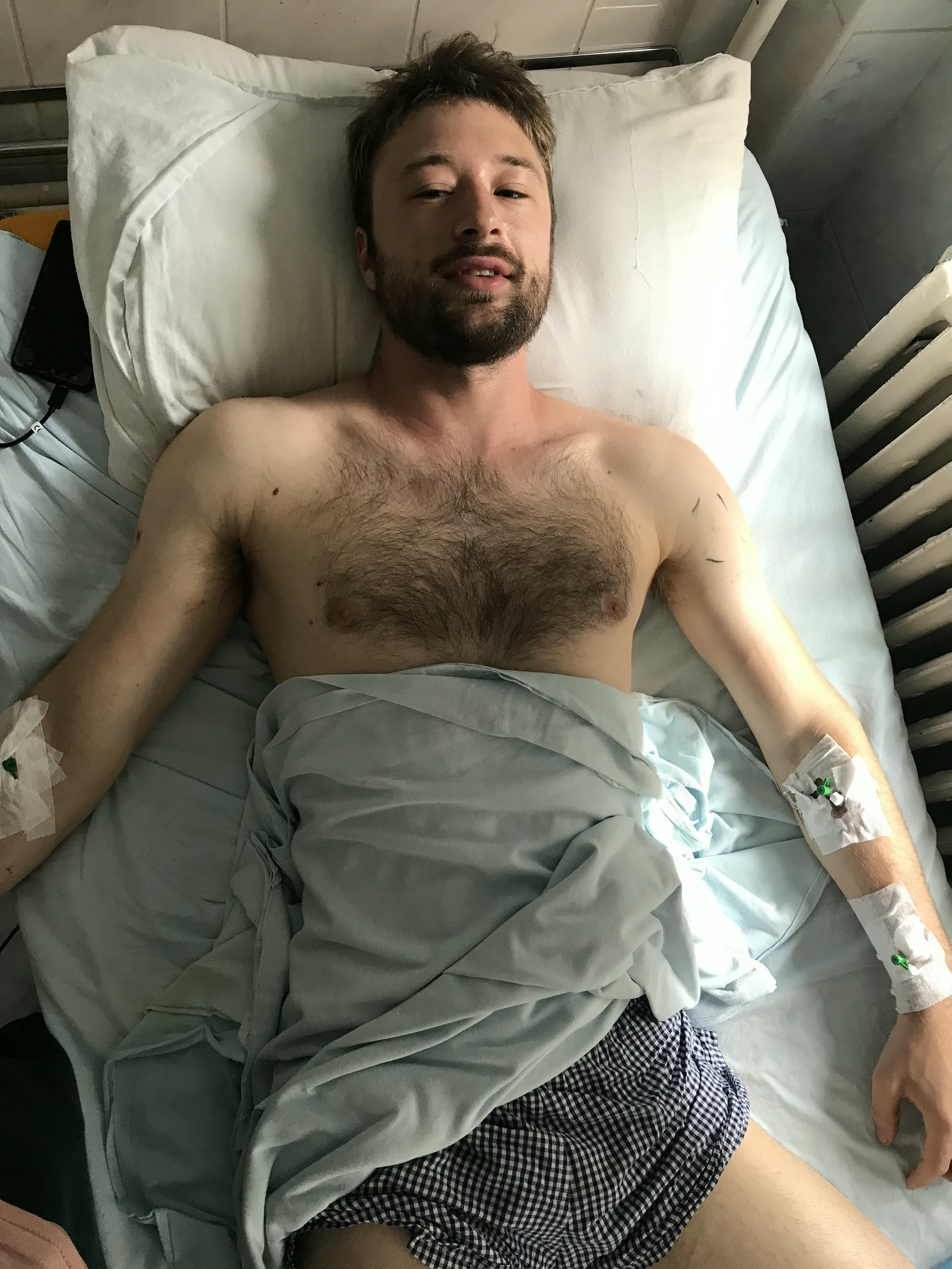 GALERIE FOTO | Cum i-a salvat o britanică viața iubitului ei atacat de un urs în România