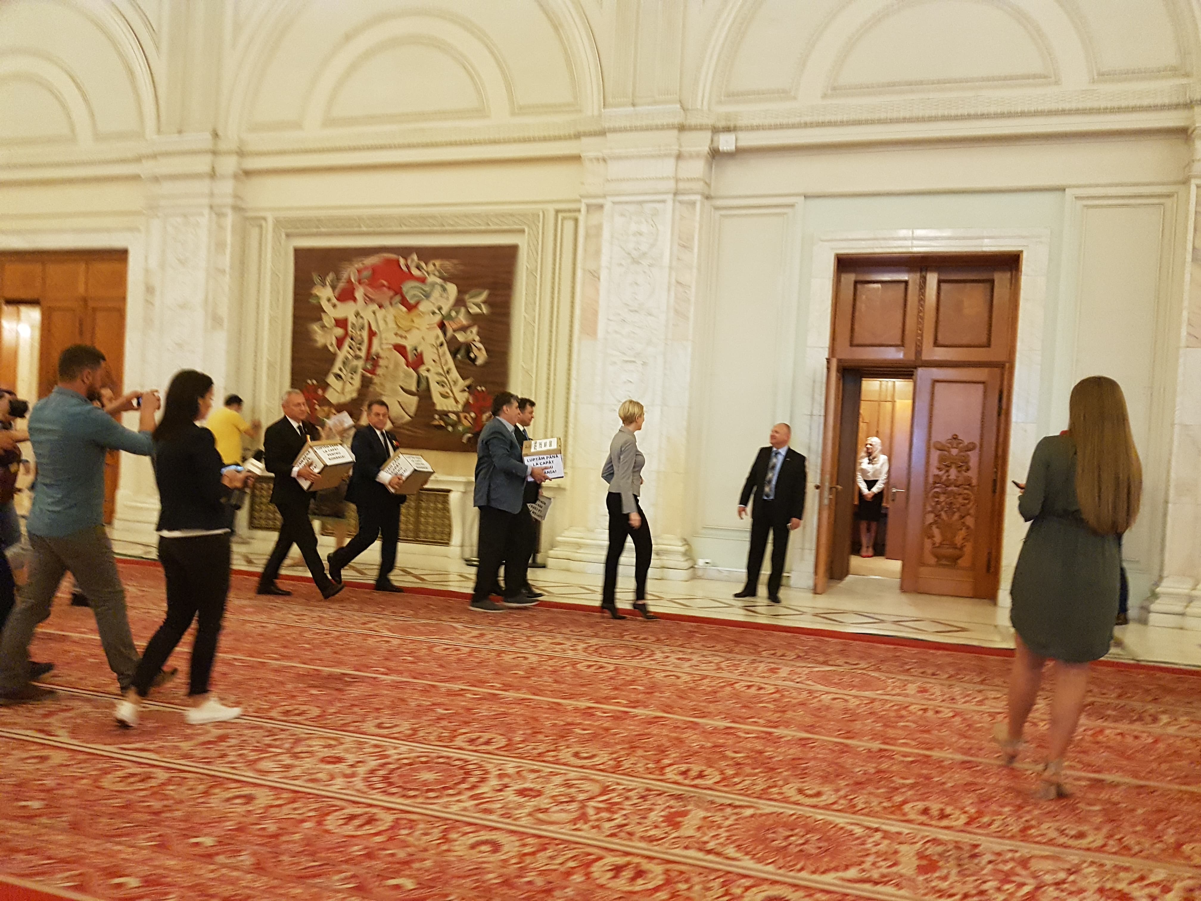 LIVE TEXT / Moțiunea de cenzură a picat. 166 de parlamentari au votat în favoarea ei