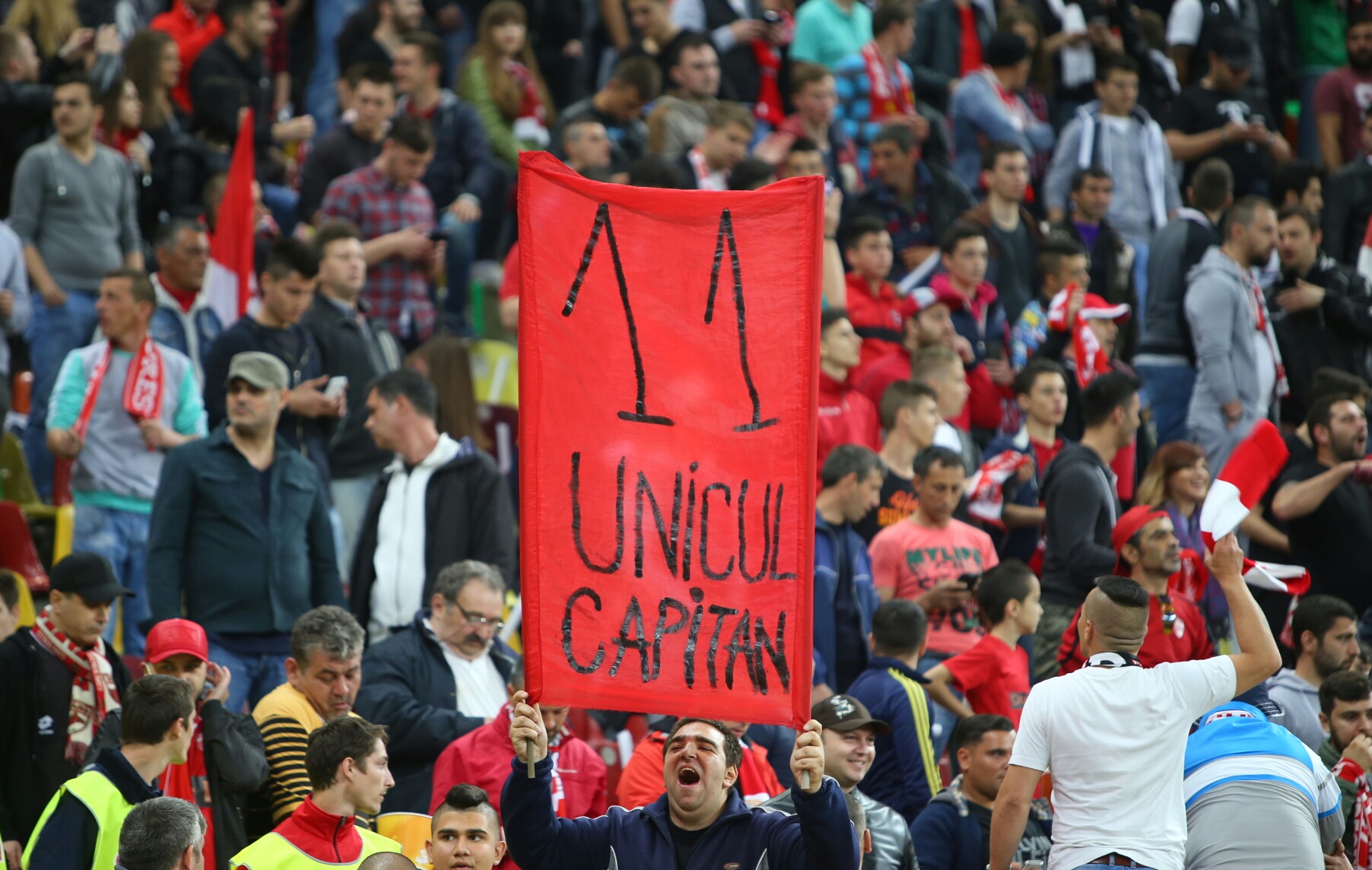 Control la sânge la porți, inclusiv în panfofi! Chiar și cu așa pază, petardele au întrerupt derby-ul Steaua - Dinamo! Un roș-albastru, altoit de ”câini”