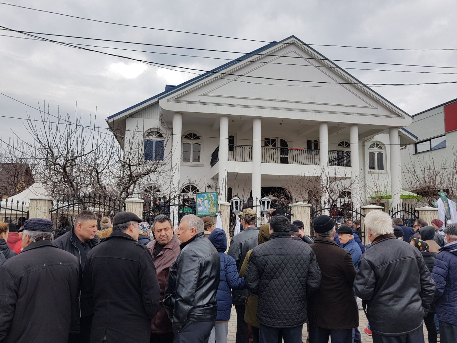 FOTO/ Liderul țiganilor din Moldova, înmormântat la Vaslui. La procesiune au fost mii de oameni, iar traficul a fost perturbat