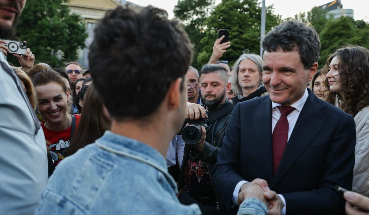 Mii de oameni în Piața Victoriei la mitingul „România în lumină”, organizat de Nicușor Dan. Jandarmeria a sesizat AEP pentru „propagandă electorală” | VIDEO