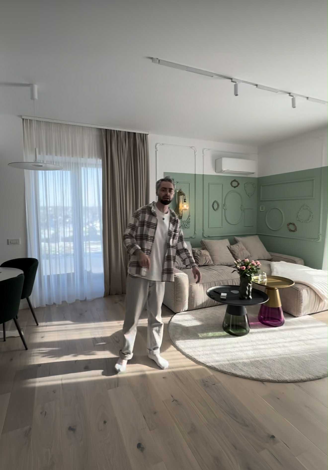 Imagini din apartamentul de lux în care locuiește Radu Bucălae cu soția. Mobila e făcută la comandă, la sfatul designerilor de interior