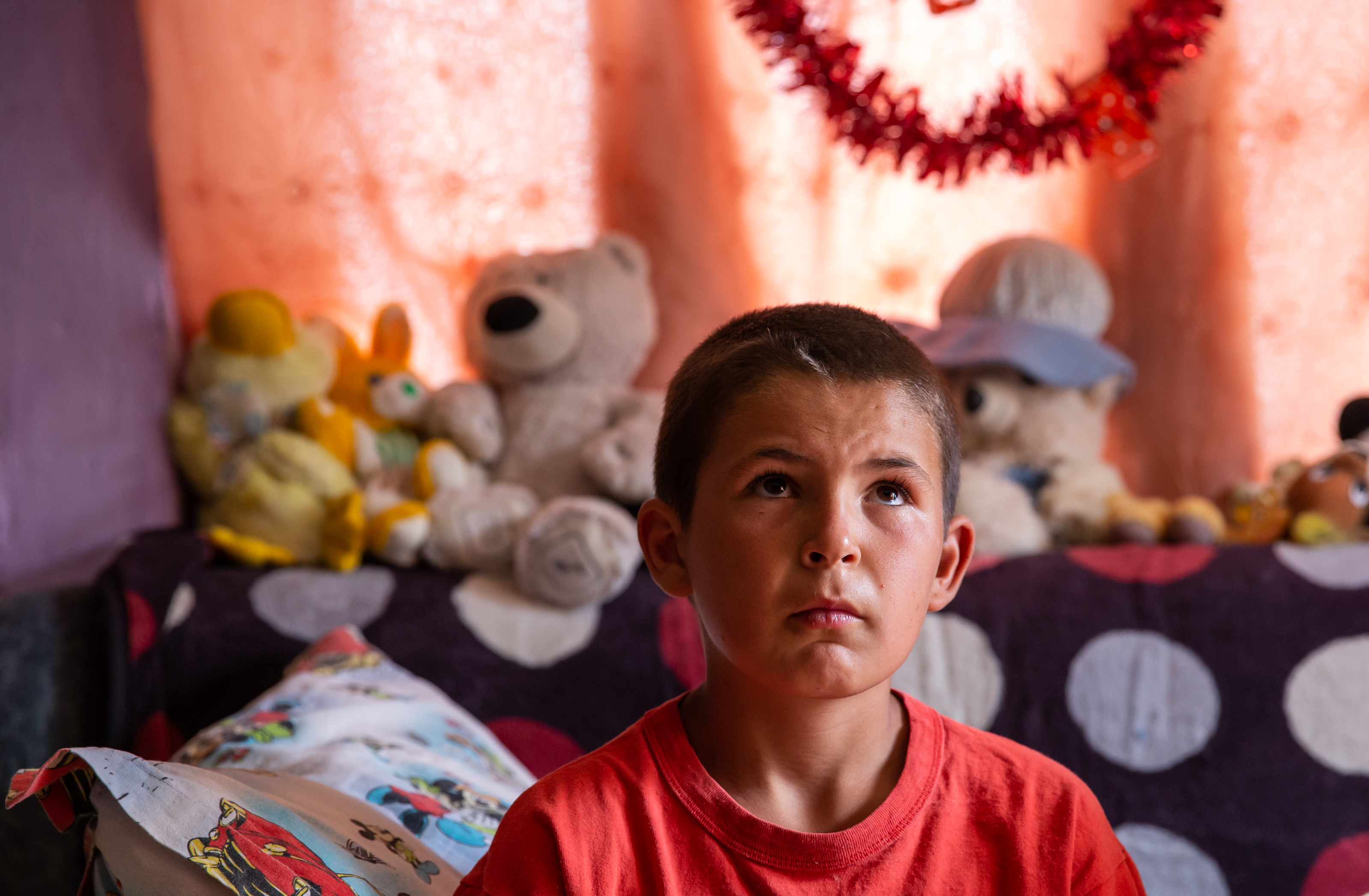 O familie din Dâmbovița crește cinci băieți într-o casă gata să cadă. În pandemie, școală face unul singur, de pe telefonul lu’ mami