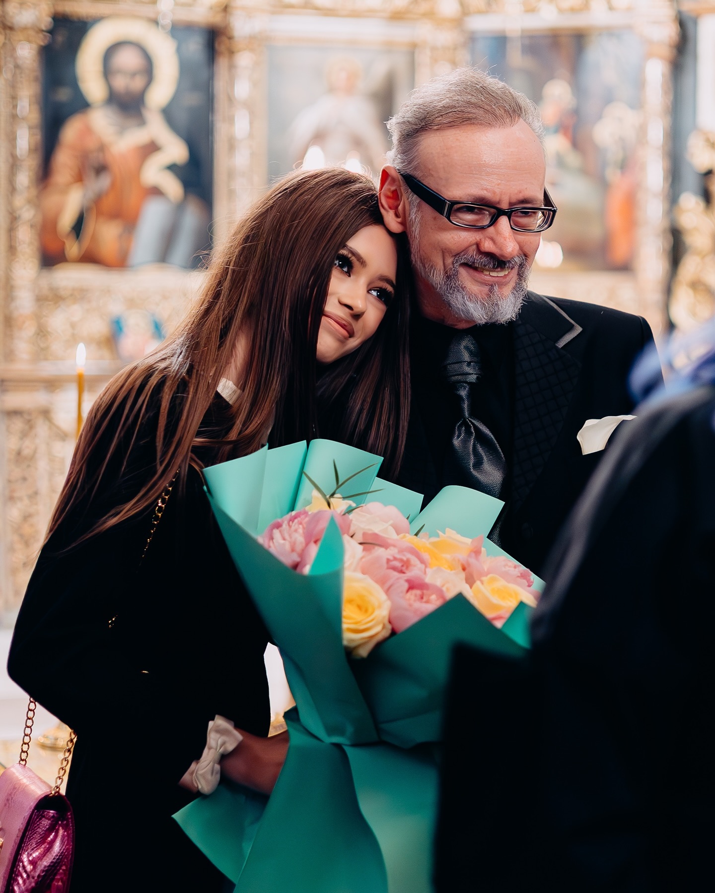 Mikaela, fiica Iuliei și a lui Mihai Albu, s-a mutat la tatăl ei, după ce acesta s-a căsătorit cu Elena.„Circumstanțele prin care am ajuns în această situație nu sunt cele mai plăcute”